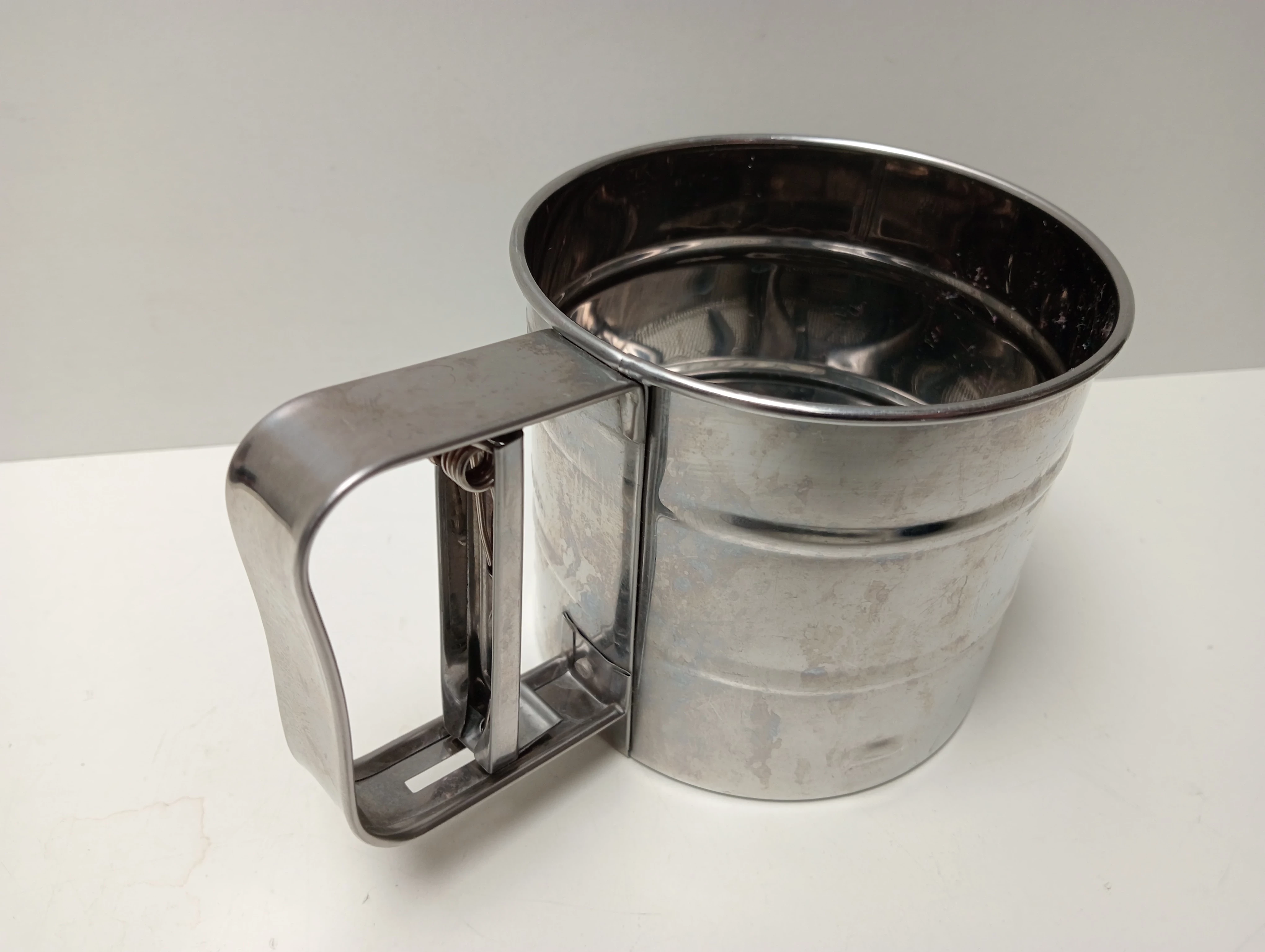 przesiewacz-sitko-maki-cukru-pudru-kubek-stalowy-kolor-srebrny