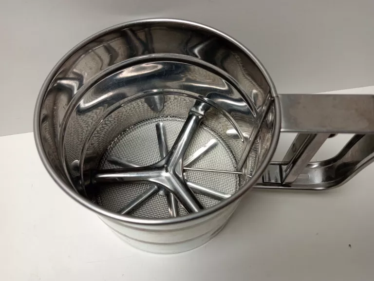 przesiewacz-sitko-maki-cukru-pudru-kubek-stalowy-rodzaj-sitko