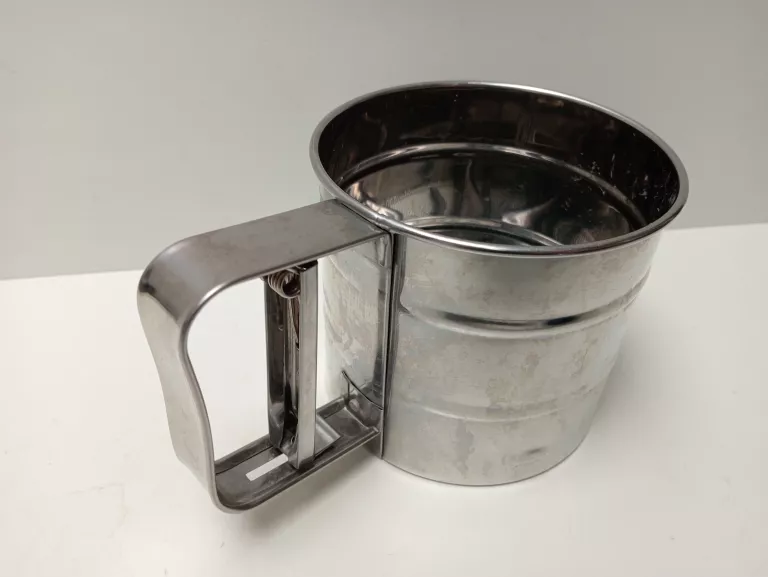 przesiewacz-sitko-maki-cukru-pudru-kubek-stalowy-kolor-srebrny