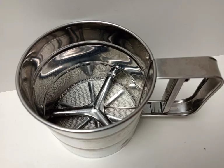 przesiewacz-sitko-maki-cukru-pudru-kubek-stalowy-stan-uzywany
