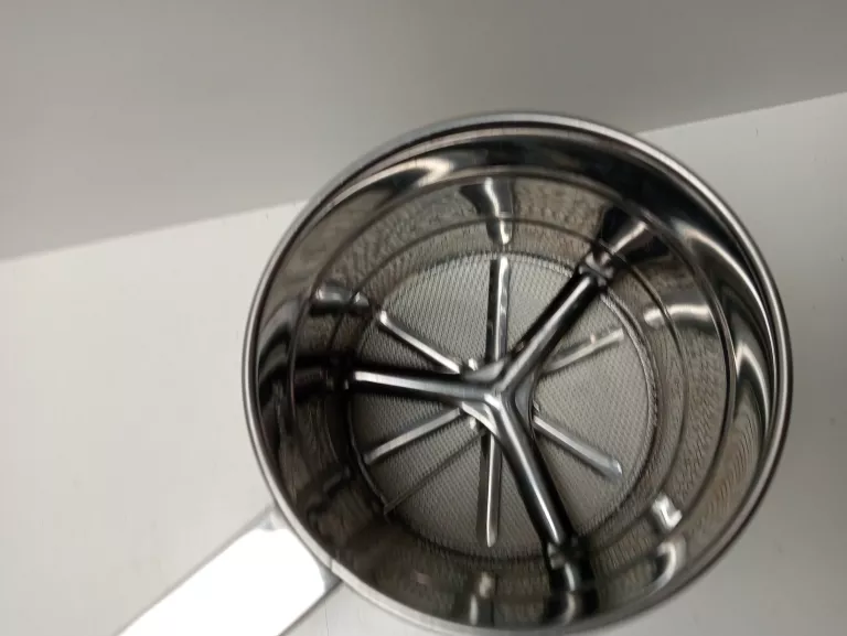 przesiewacz-sitko-maki-cukru-pudru-kubek-stalowy-material-stal-nierdzewna