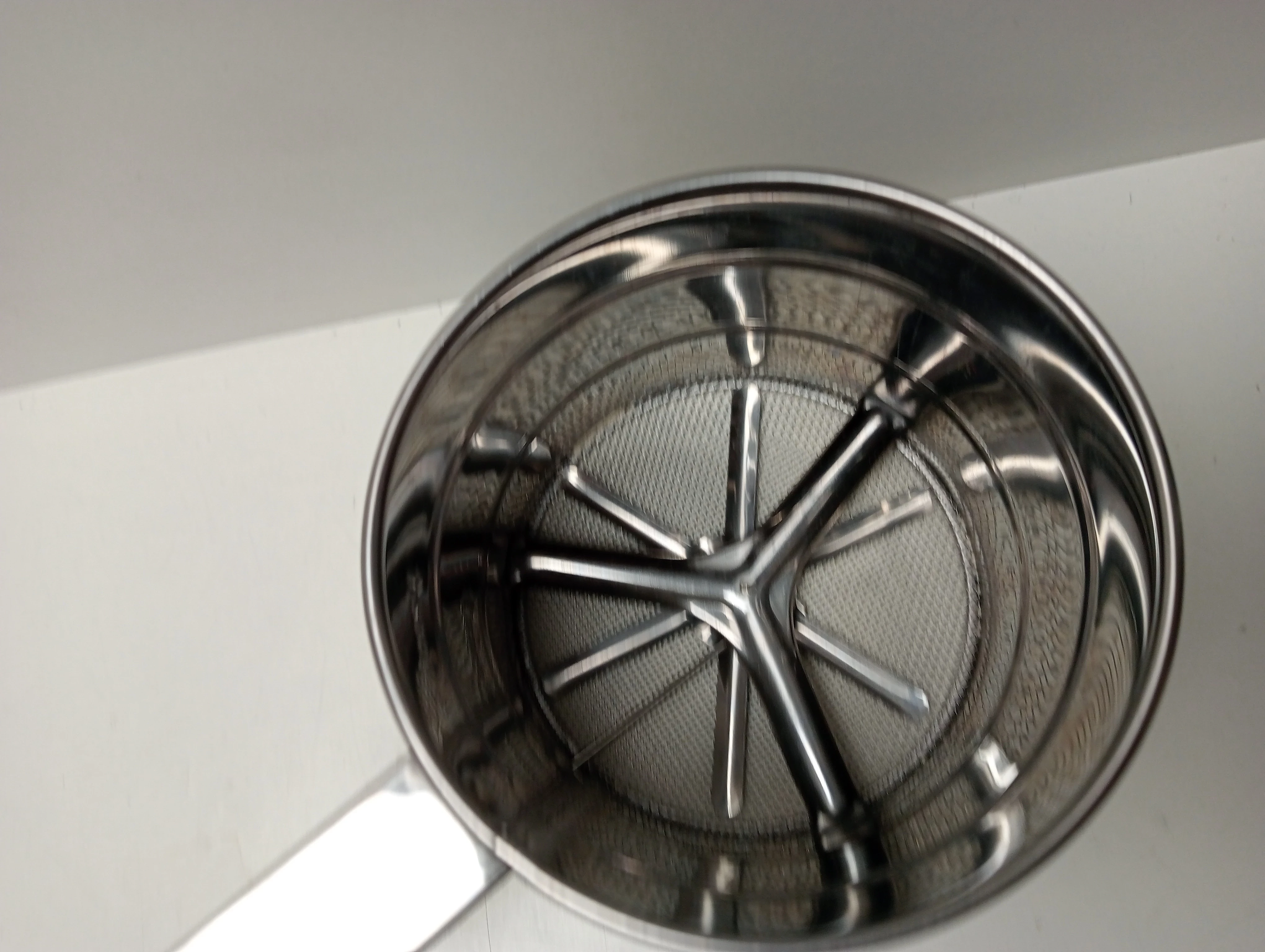 przesiewacz-sitko-maki-cukru-pudru-kubek-stalowy-material-stal-nierdzewna