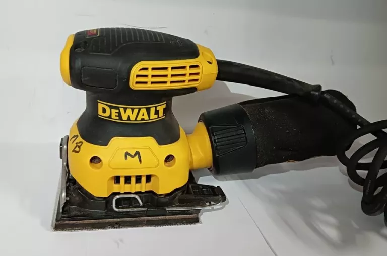 SZLIFIERKA OSCYLACYJNA DEWALT DWE6411 ZESTAW