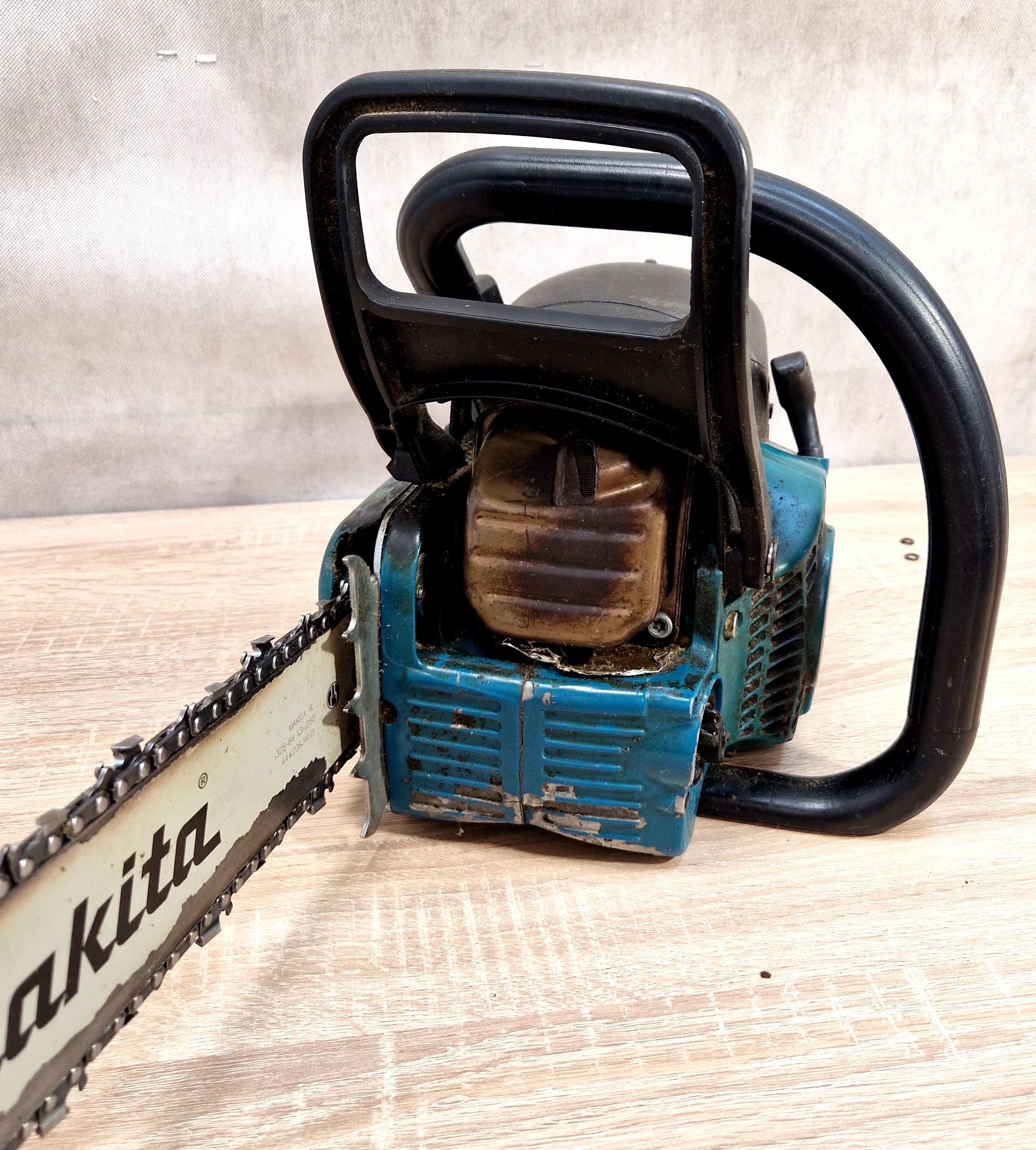 pila-spalinowa-makita-dcs-4301-marka-makita