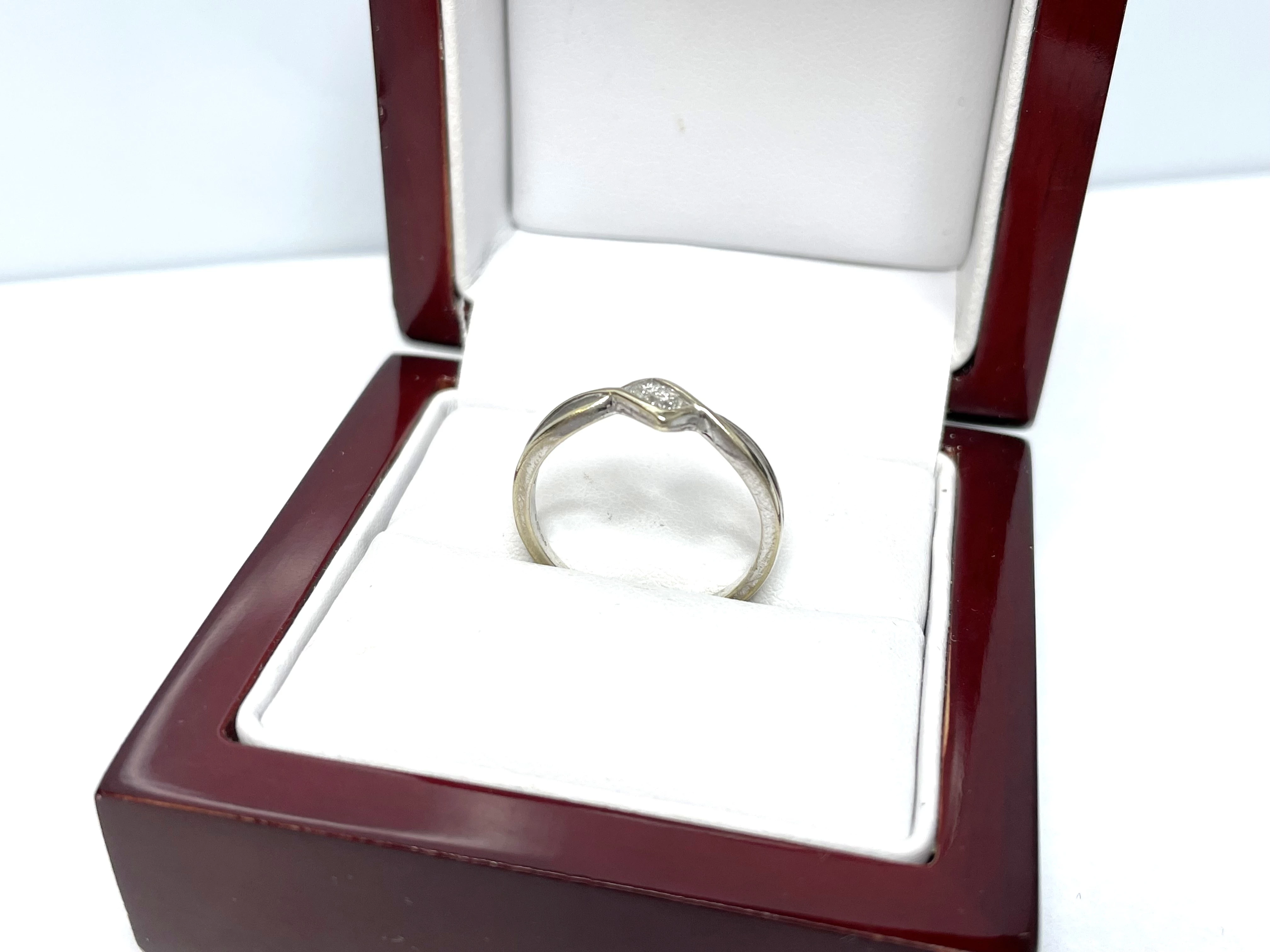 pierscionek-z-diamentami-biale-zloto-r16-10kt-ean-gtin-5903772052749