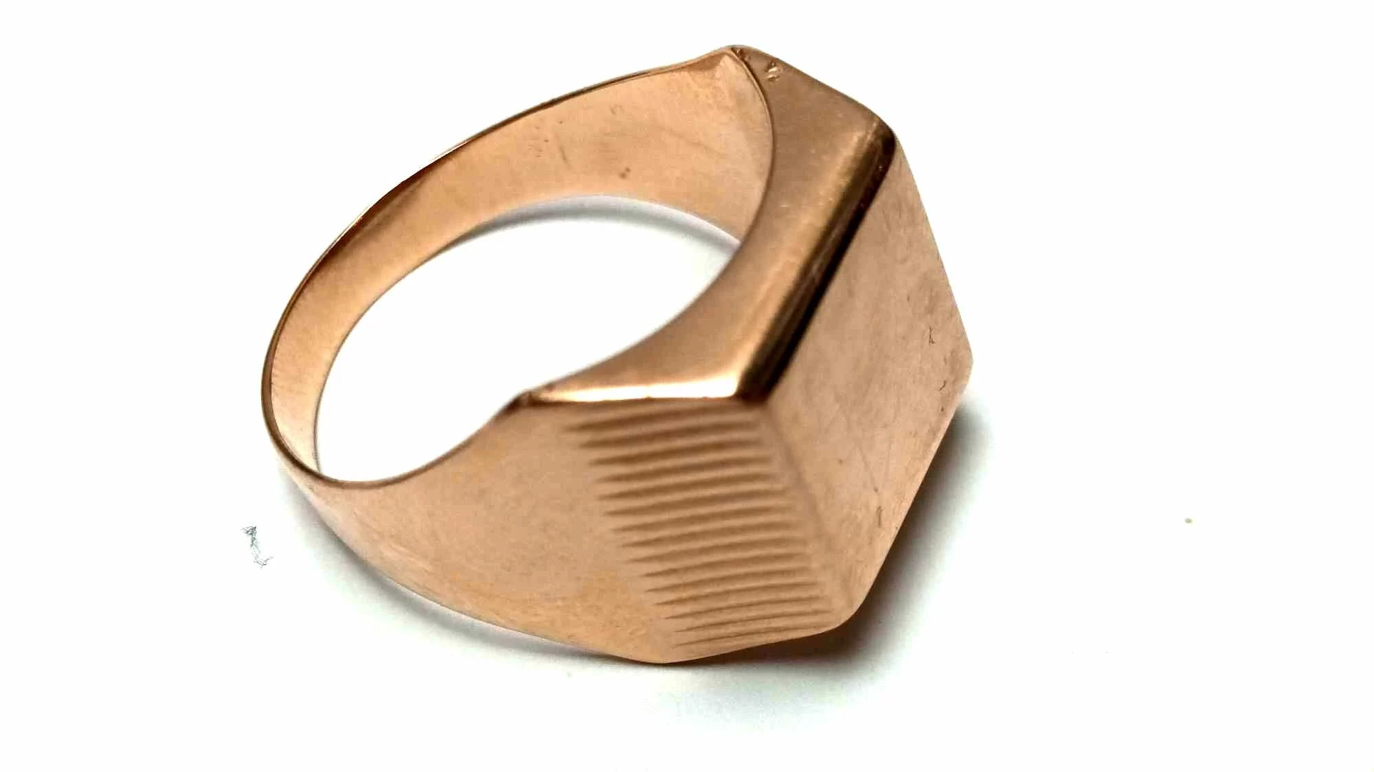 wyrob-jubilerski-uzywany-sygnet-kolor-dominujacy-zloty