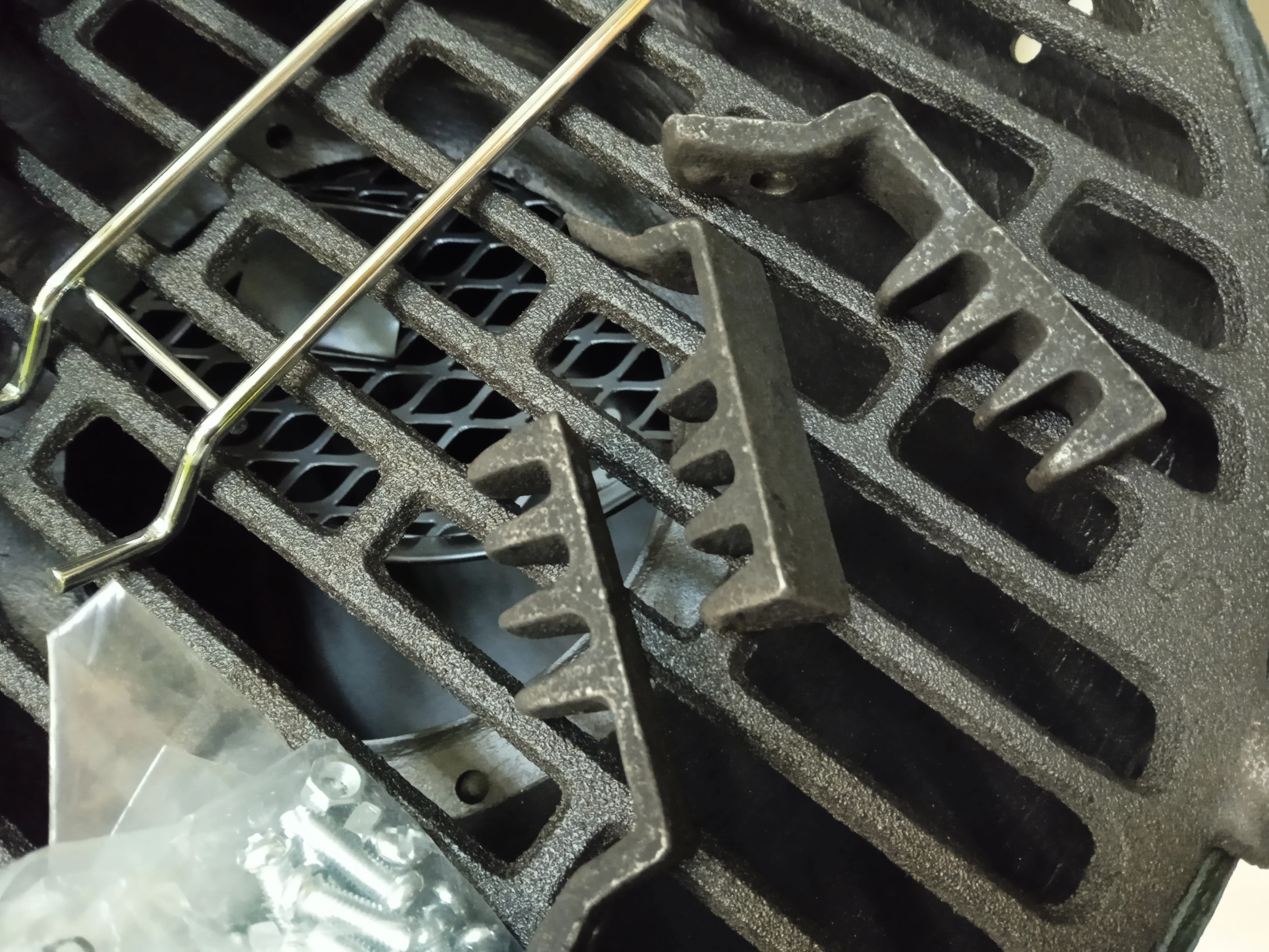 grill-tesco-zeliwny-weglowy-wysokosc-grilla-40