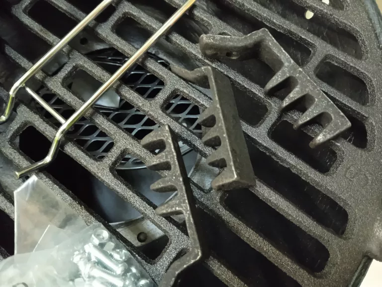 grill-tesco-zeliwny-weglowy-wysokosc-grilla-40