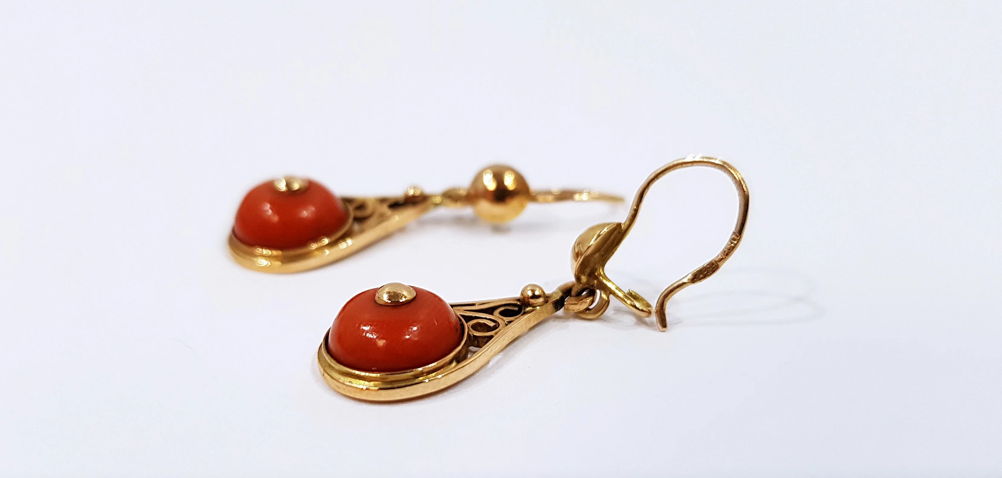 zlote-kolczyki-z-koralem-351g-583-rodzaj-bigla-zamkniety