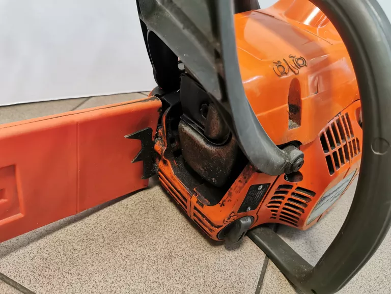 pila-lancuchowa-husqvarna-240-zasilanie-spalinowe