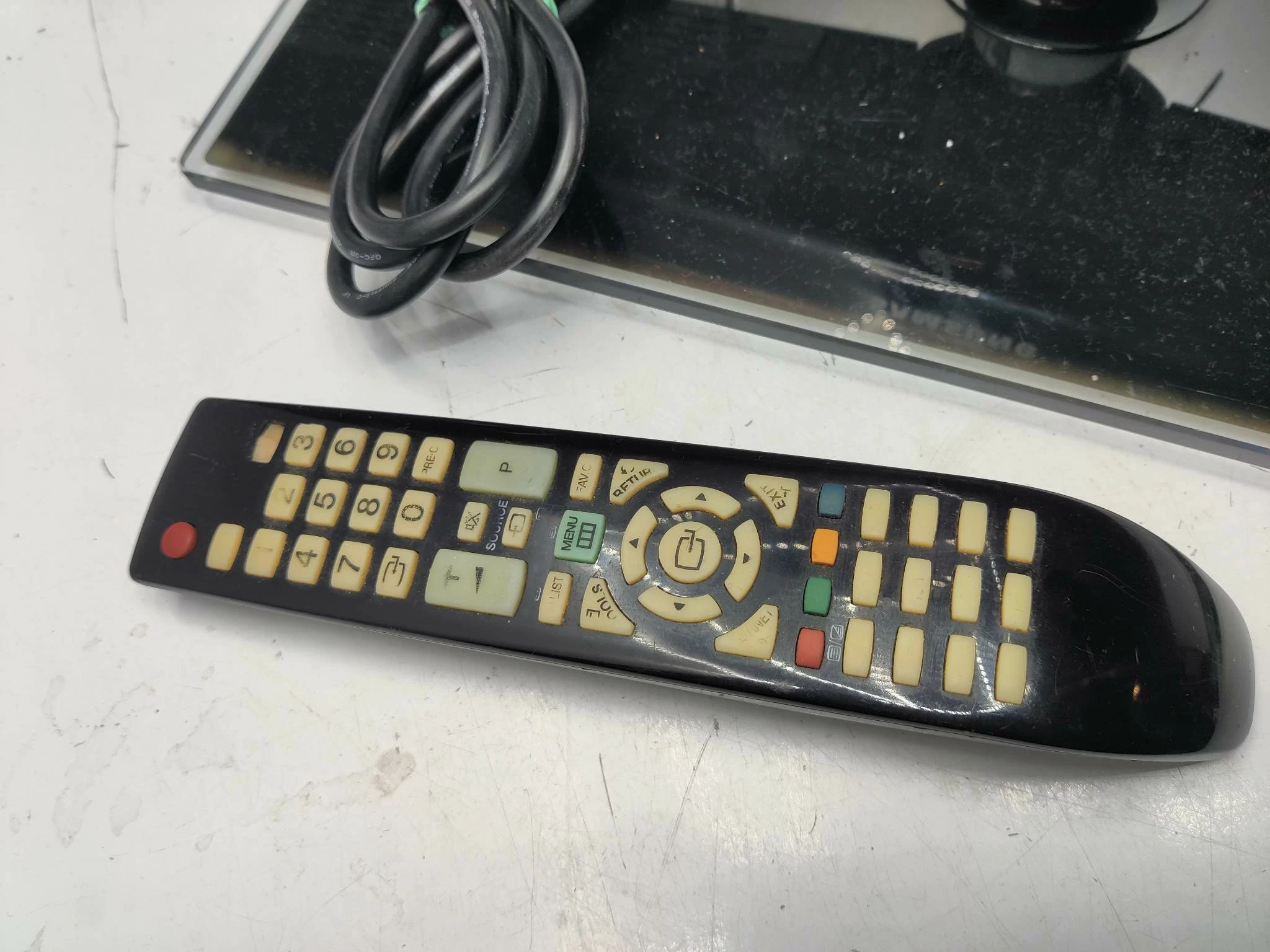 telewizor-samsung-le32b650t2w-pilot-marka-samsung