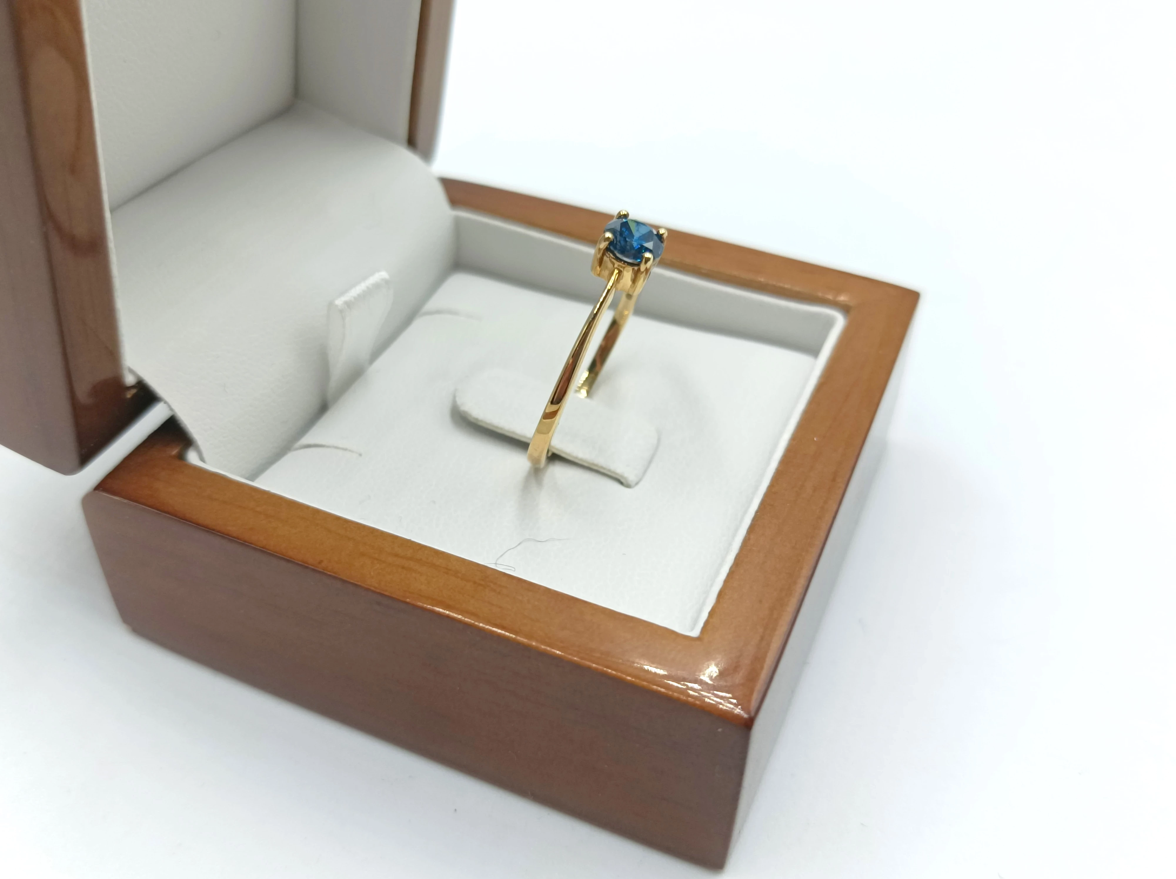 zloty-pierscionek-375-z-niebieskim-diamentem-brylant-05ct-rozmiar-22-9k-rodzaj-wyrob-jubilerski