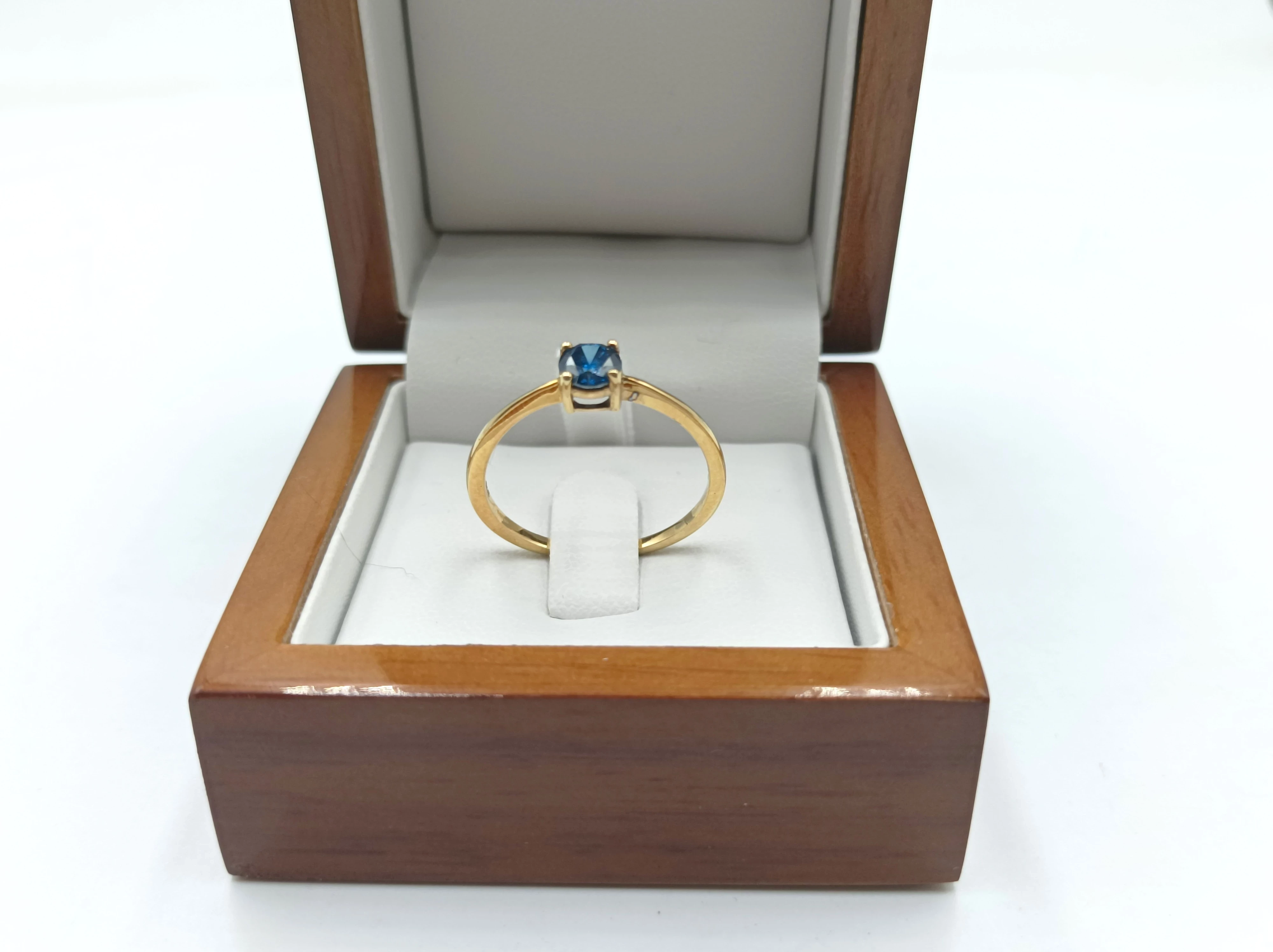 zloty-pierscionek-375-z-niebieskim-diamentem-brylant-05ct-rozmiar-22-9k-stan-uzywany