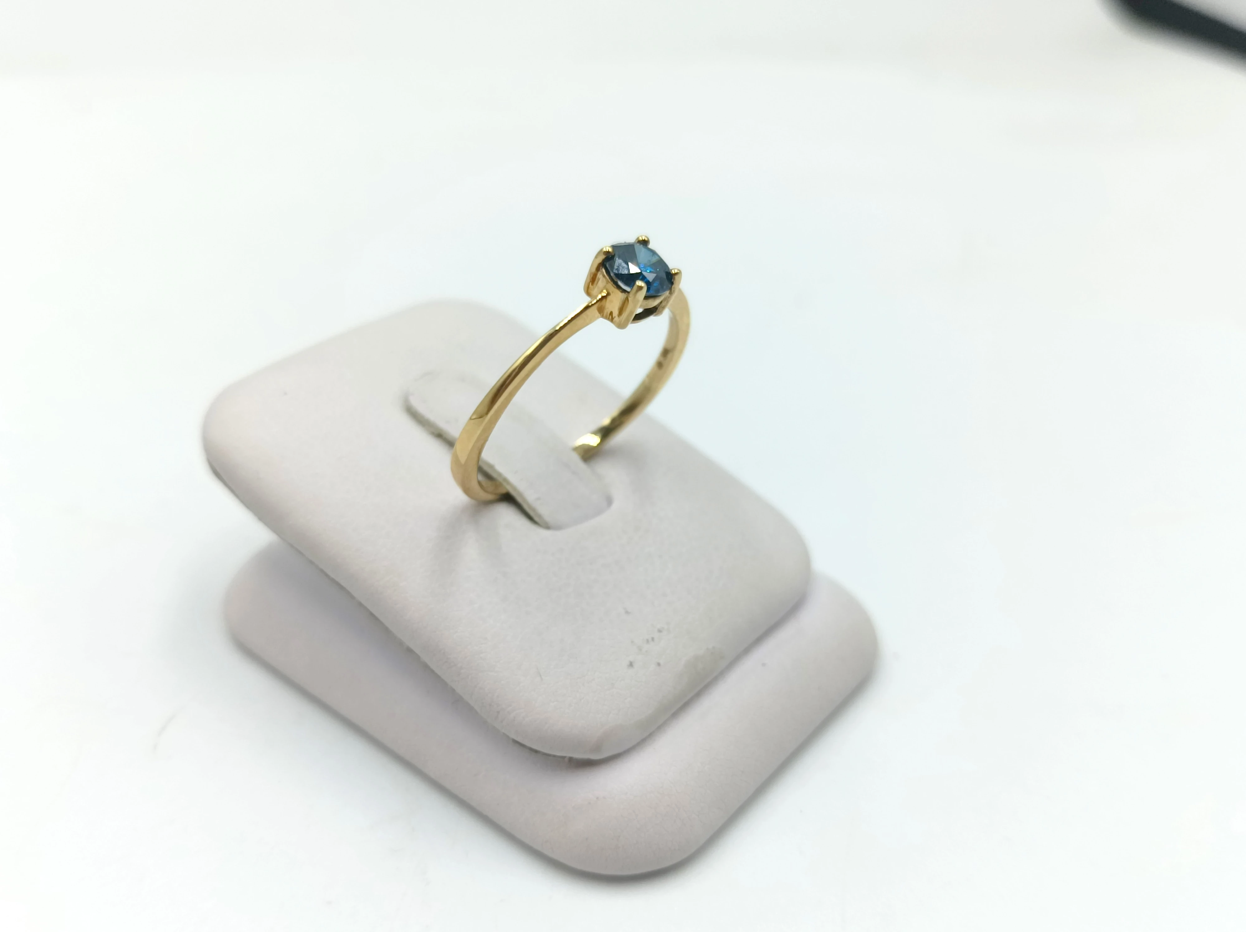 zloty-pierscionek-375-z-niebieskim-diamentem-brylant-05ct-rozmiar-22-9k-material-zloto