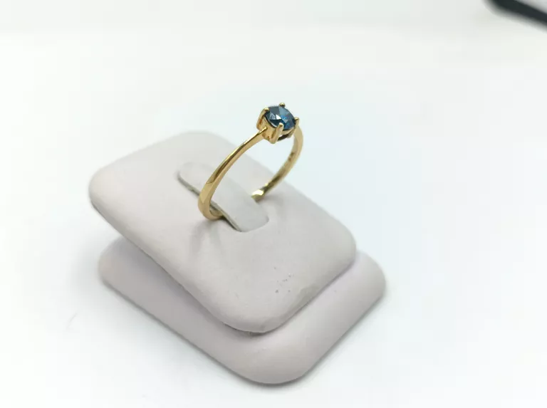 ZŁOTY PIERŚCIONEK 375 Z NIEBIESKIM DIAMENTEM BRYLANT 0,5CT ROZMIAR 22 9K