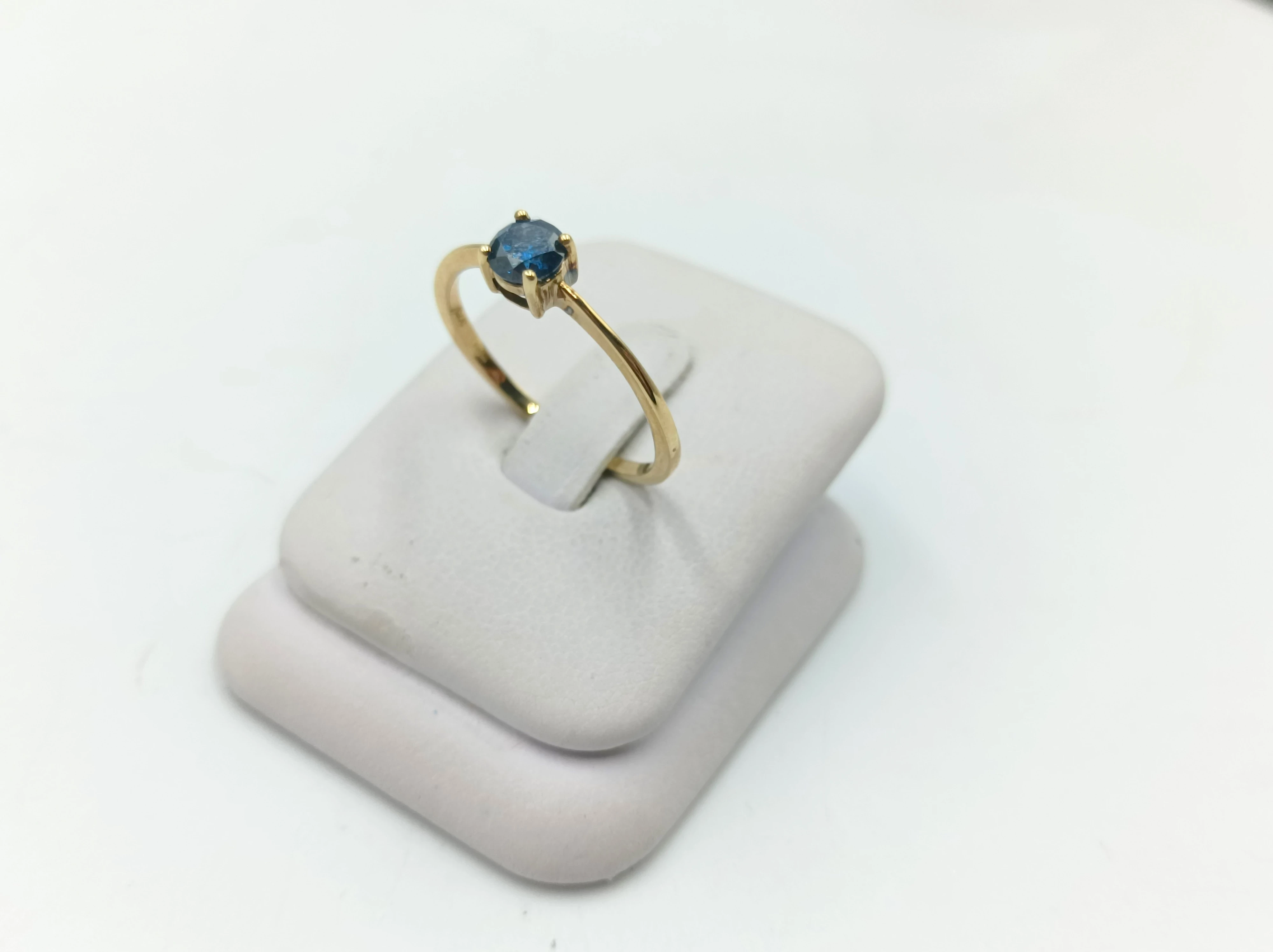 zloty-pierscionek-375-z-niebieskim-diamentem-brylant-05ct-rozmiar-22-9k-kamien-brylant