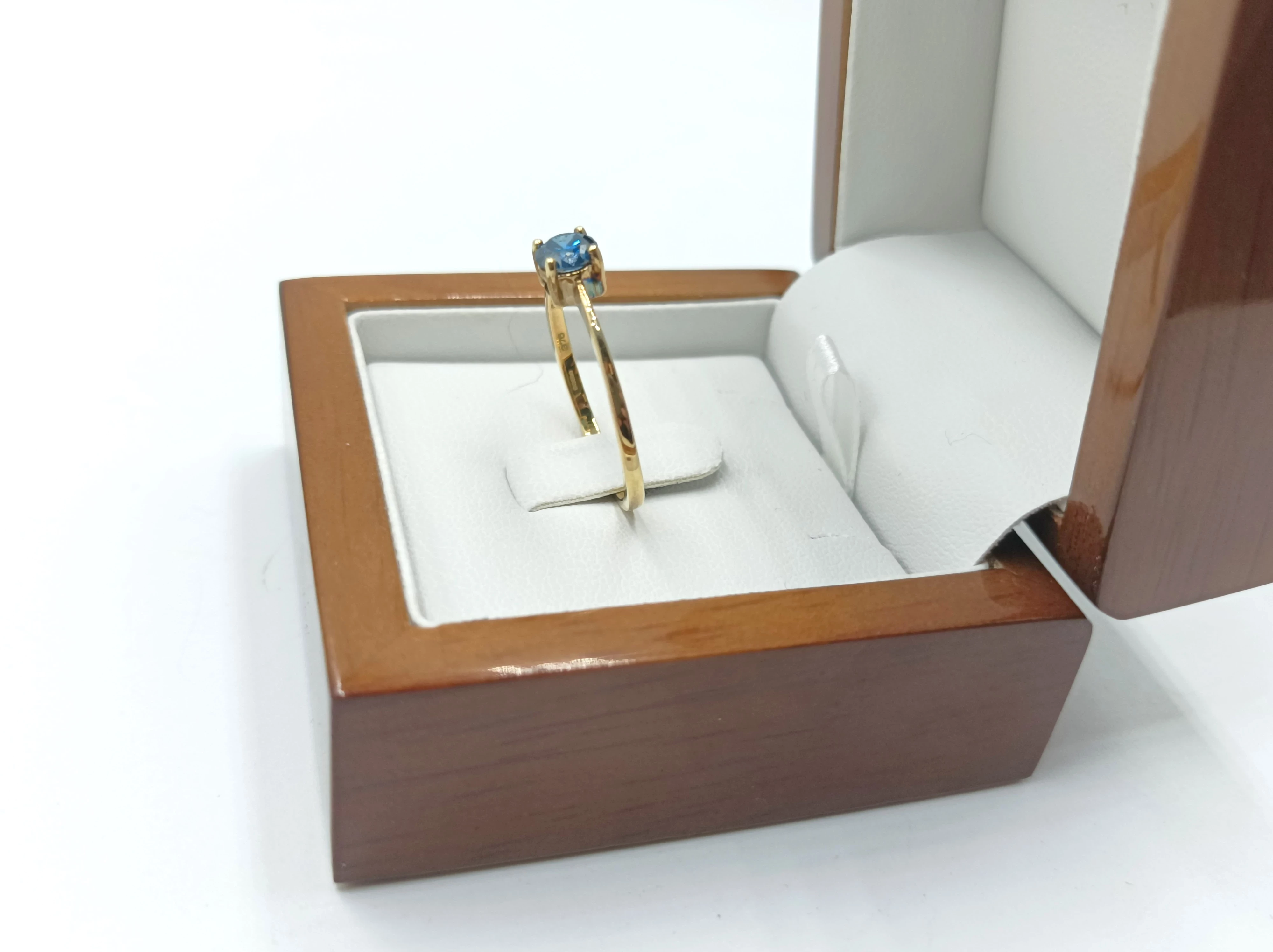 zloty-pierscionek-375-z-niebieskim-diamentem-brylant-05ct-rozmiar-22-9k-marka-inna-marka