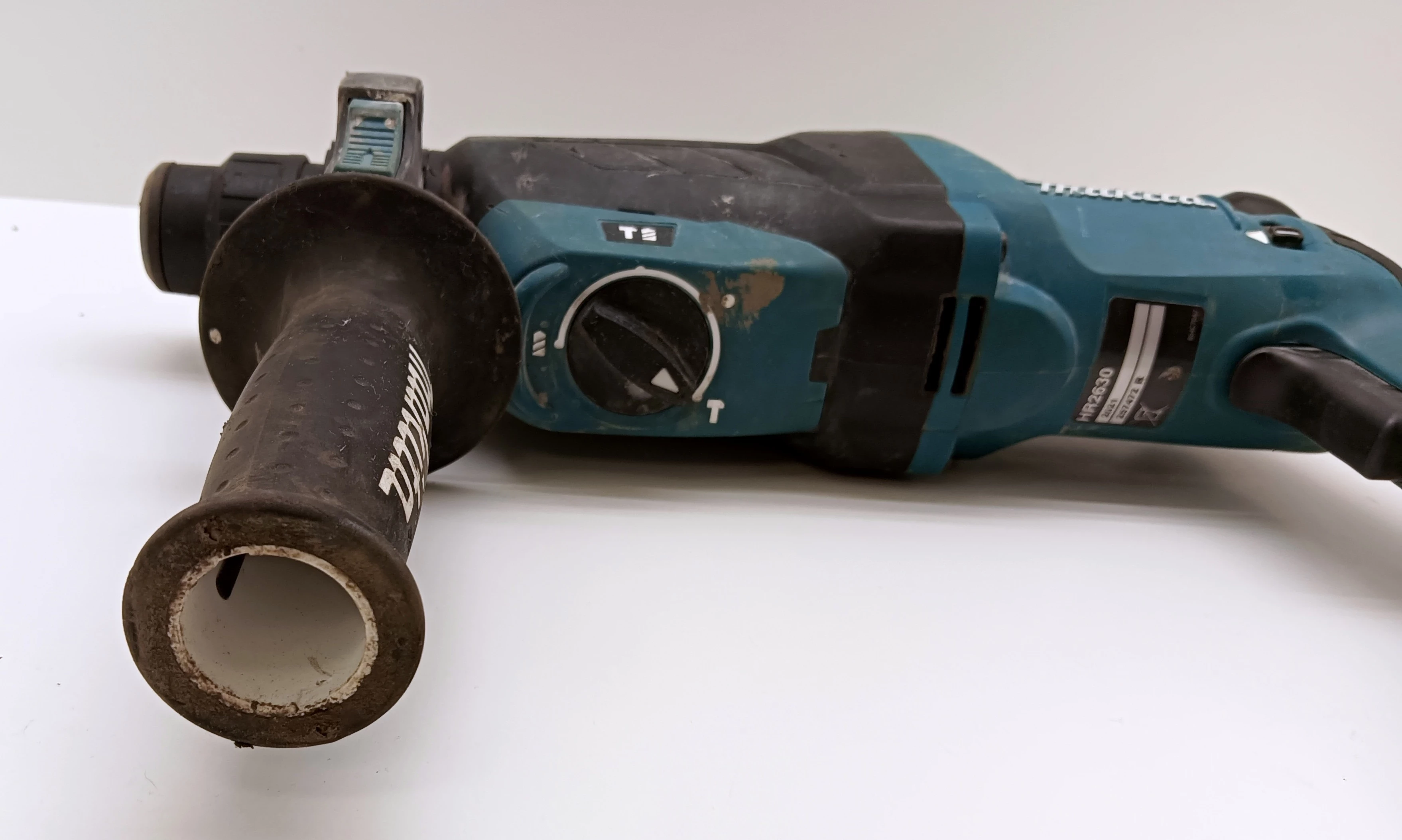 mlotowiertarka-makita-hr2630-energia-udaru-24