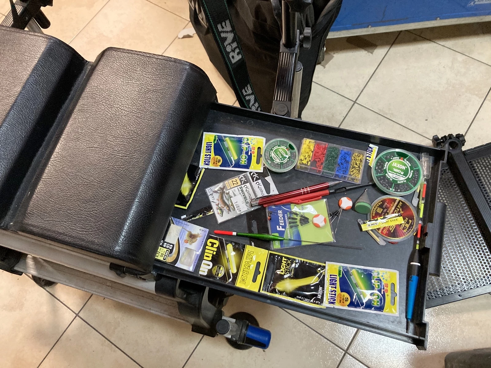 kosz-wedkarski-wyczynowy-rive-bogaty-zestaw-product-id-1943029f-8ebc-4c98-8fea-da0df7f6dc12