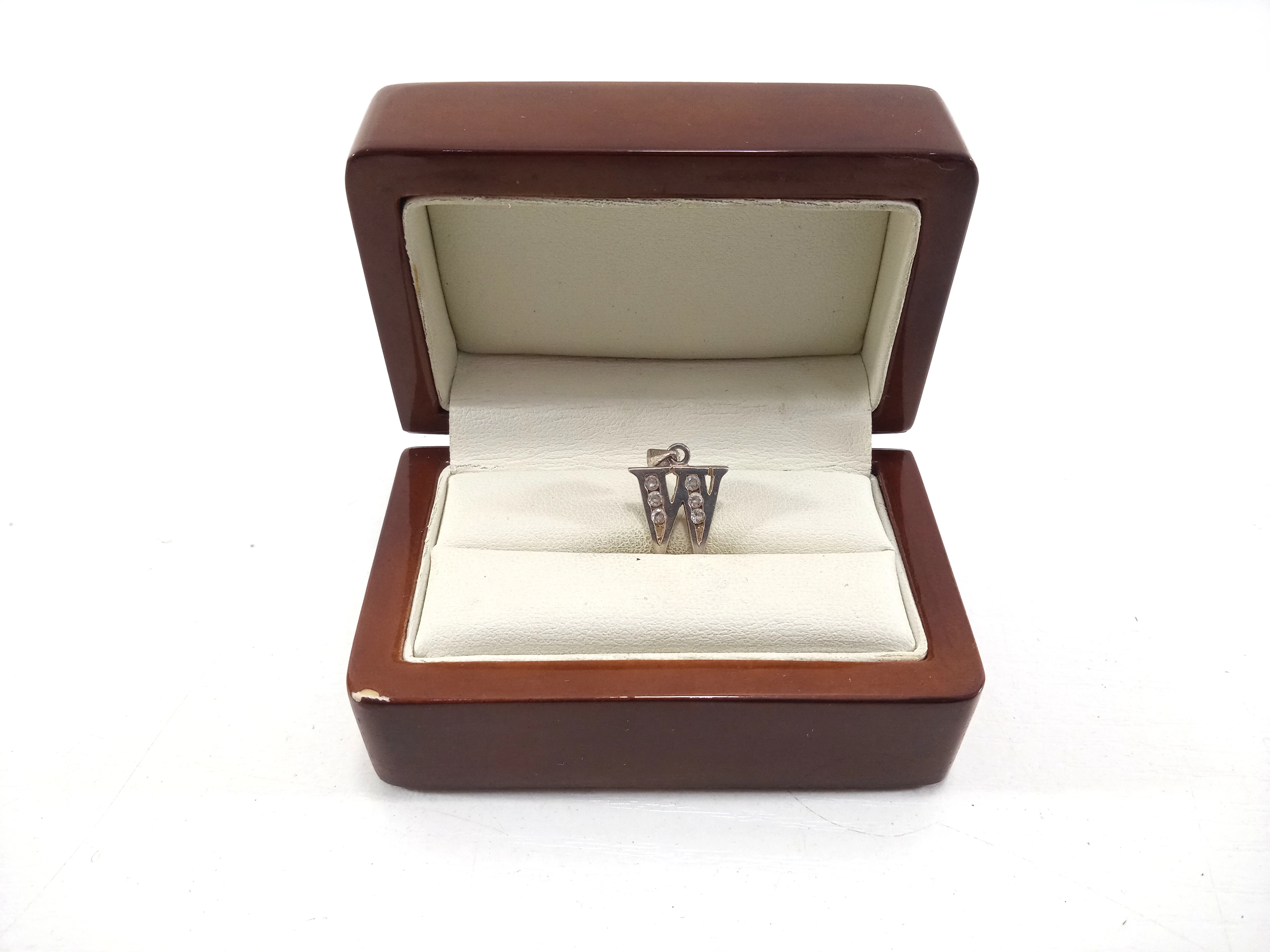 stylowa-srebrna-zawieszka-literka-w-tysiaclecia-2a-nowe-miasto-lubawskie