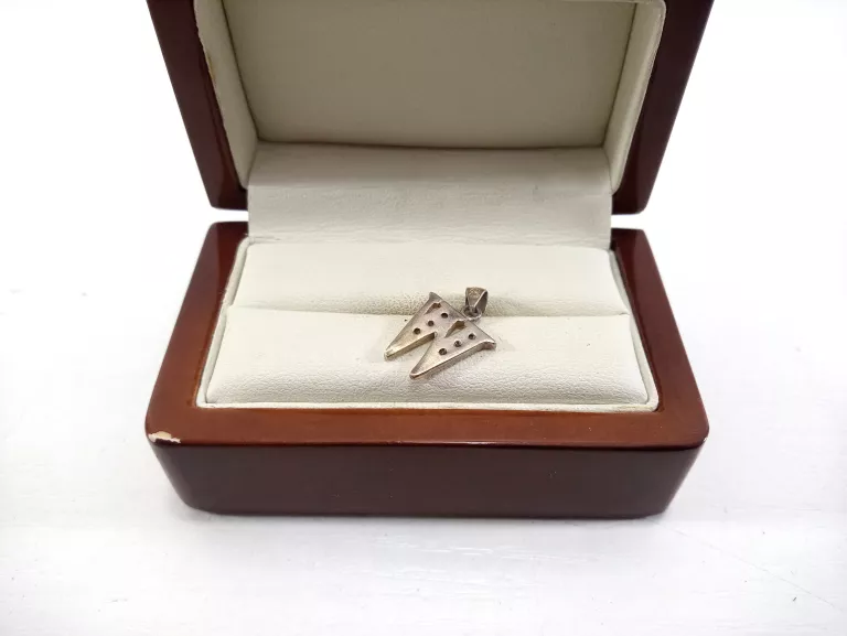 stylowa-srebrna-zawieszka-literka-w-tysiaclecia-2a-nowe-miasto-lubawskie