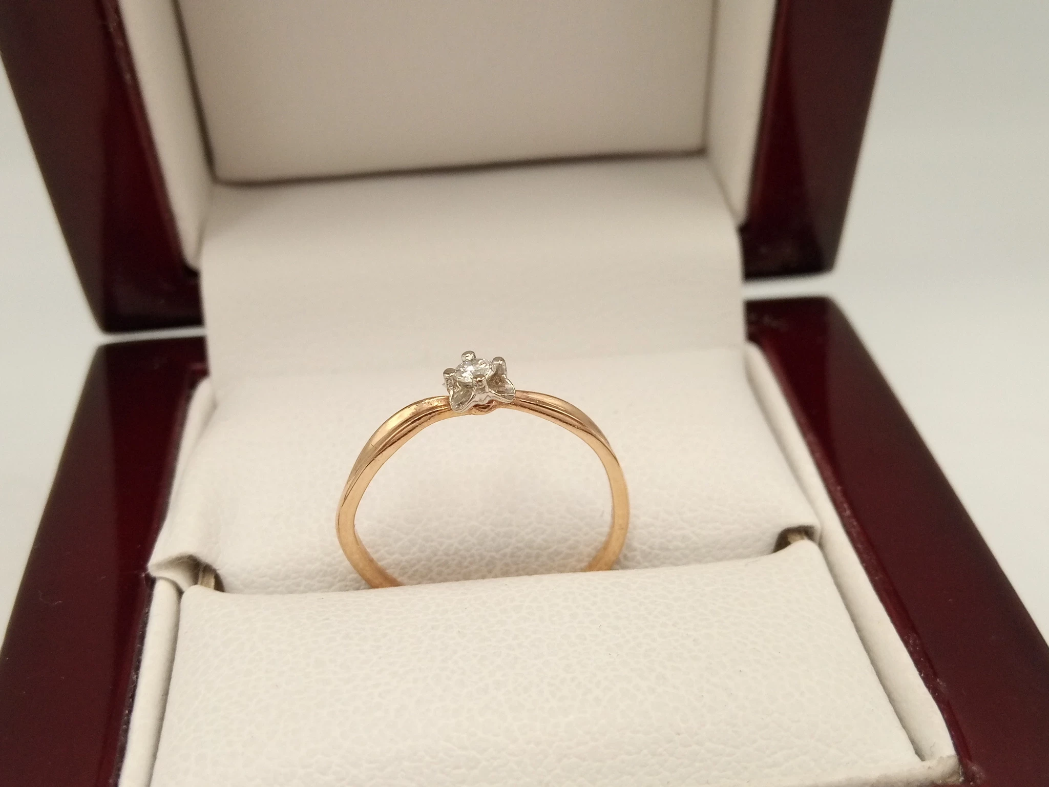 zloty-pierscionek-z-brylantem-006ct-585-11g-r10-kolor-dominujacy-zloty