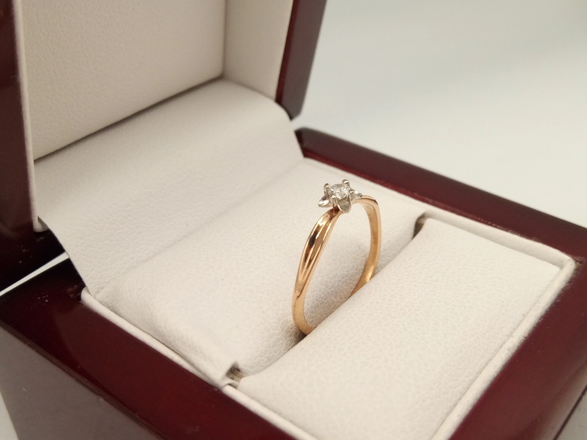 zloty-pierscionek-z-brylantem-006ct-585-11g-r10-cechy-brak