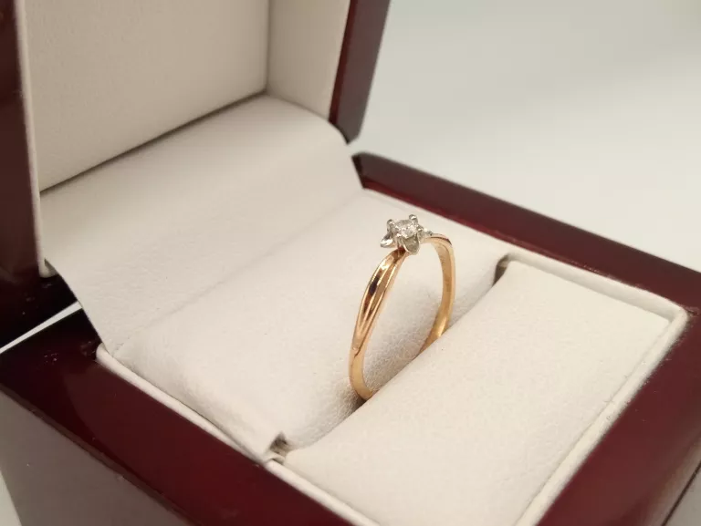 zloty-pierscionek-z-brylantem-006ct-585-11g-r10-cechy-brak