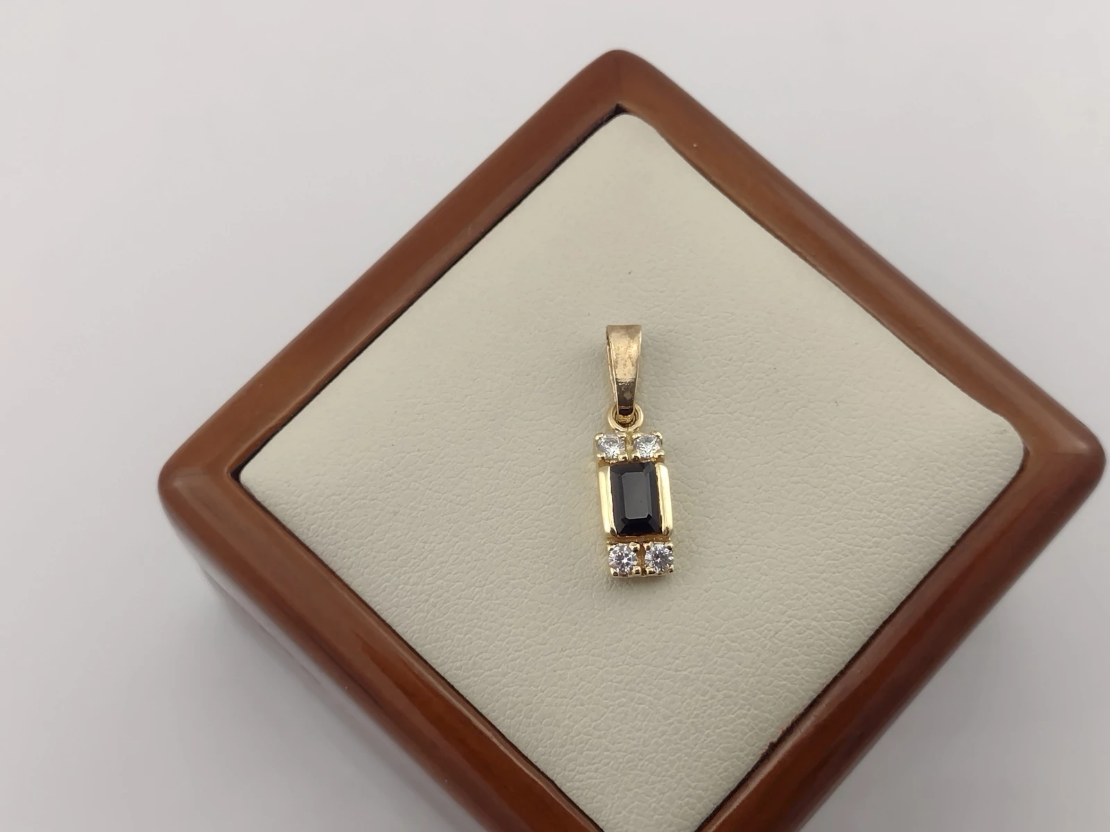 585-179g-zlota-zawieszka-z-czarnym-kamieniem-marka-inna-marka