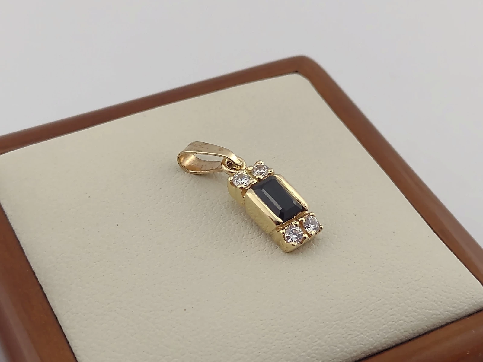 585-179g-zlota-zawieszka-z-czarnym-kamieniem-kolor-dominujacy-zloty