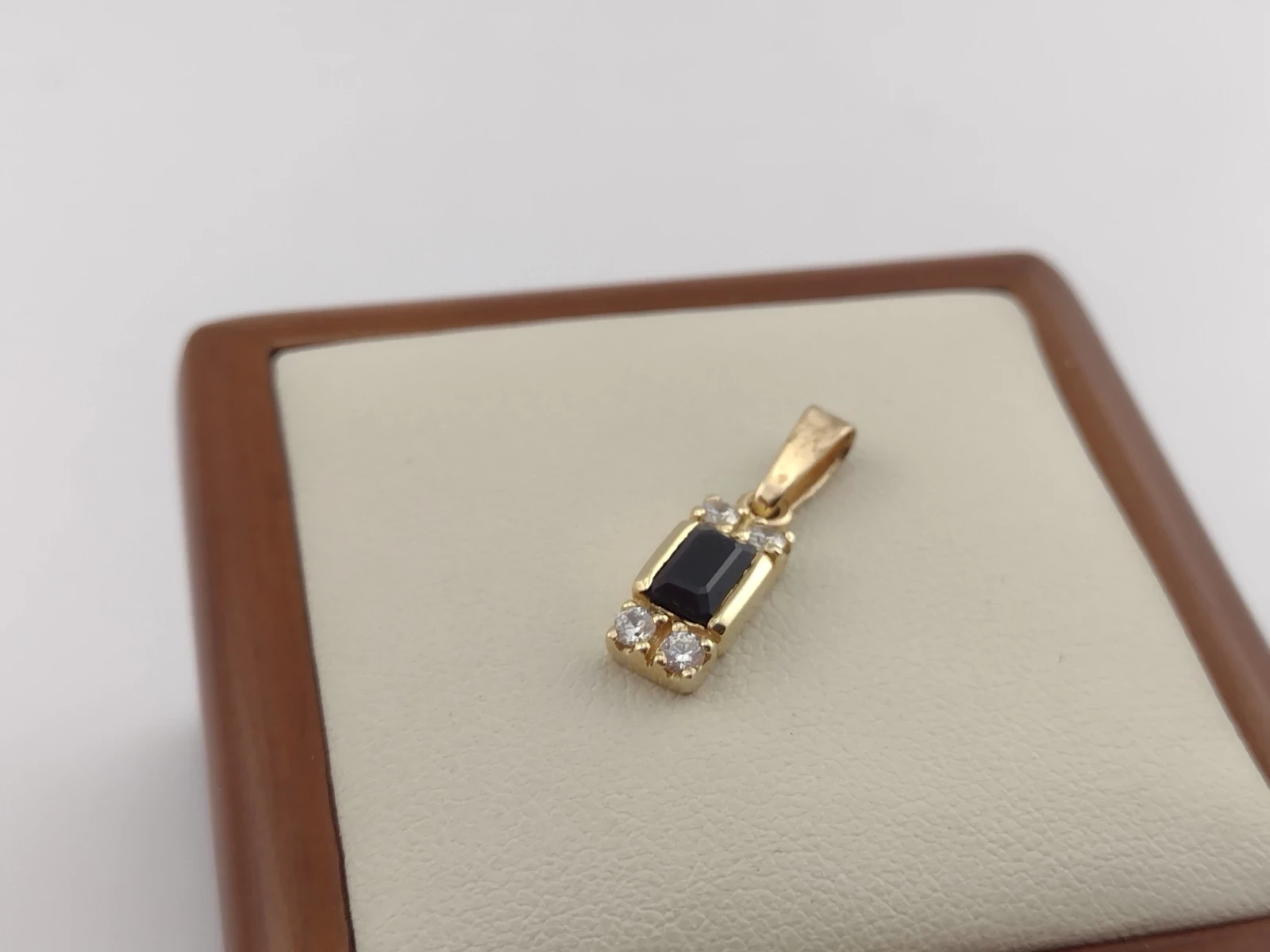 585-179g-zlota-zawieszka-z-czarnym-kamieniem-poznanska-15-wronki