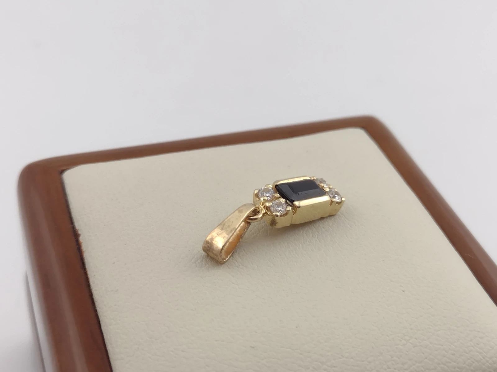 585-179g-zlota-zawieszka-z-czarnym-kamieniem-kamien-cyrkonia