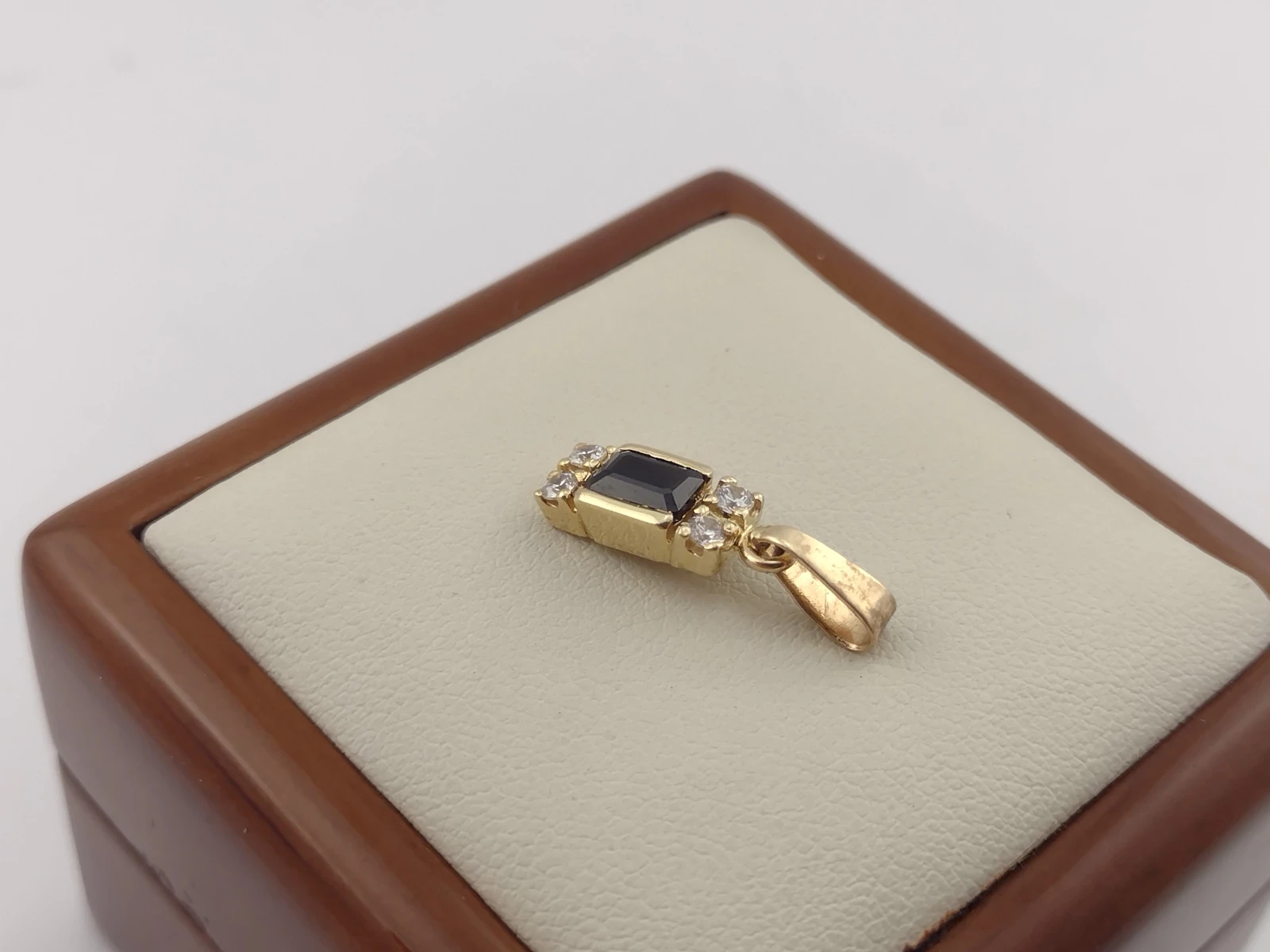 585-179g-zlota-zawieszka-z-czarnym-kamieniem-material-zloto