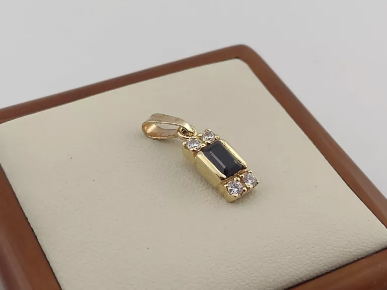 585-179g-zlota-zawieszka-z-czarnym-kamieniem-kolor-dominujacy-zloty