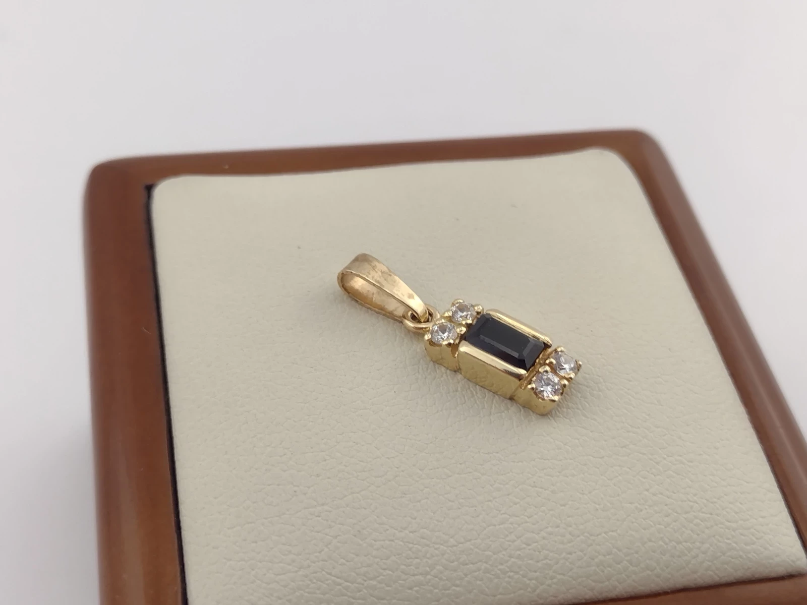 585-179g-zlota-zawieszka-z-czarnym-kamieniem-stan-uzywany