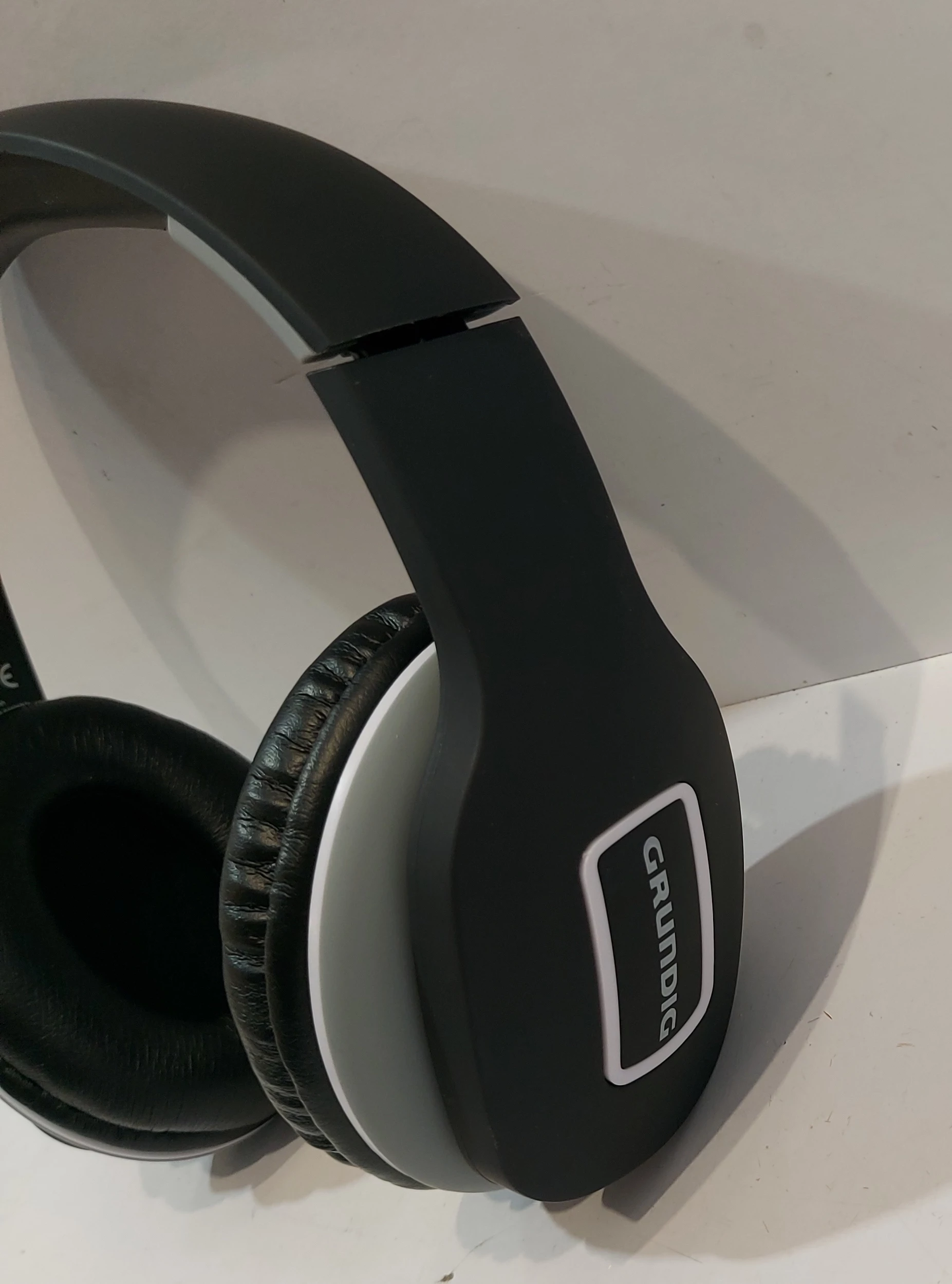 sluchawki-bluetooth-grundig-13741-kolor-dominujacy-czarny