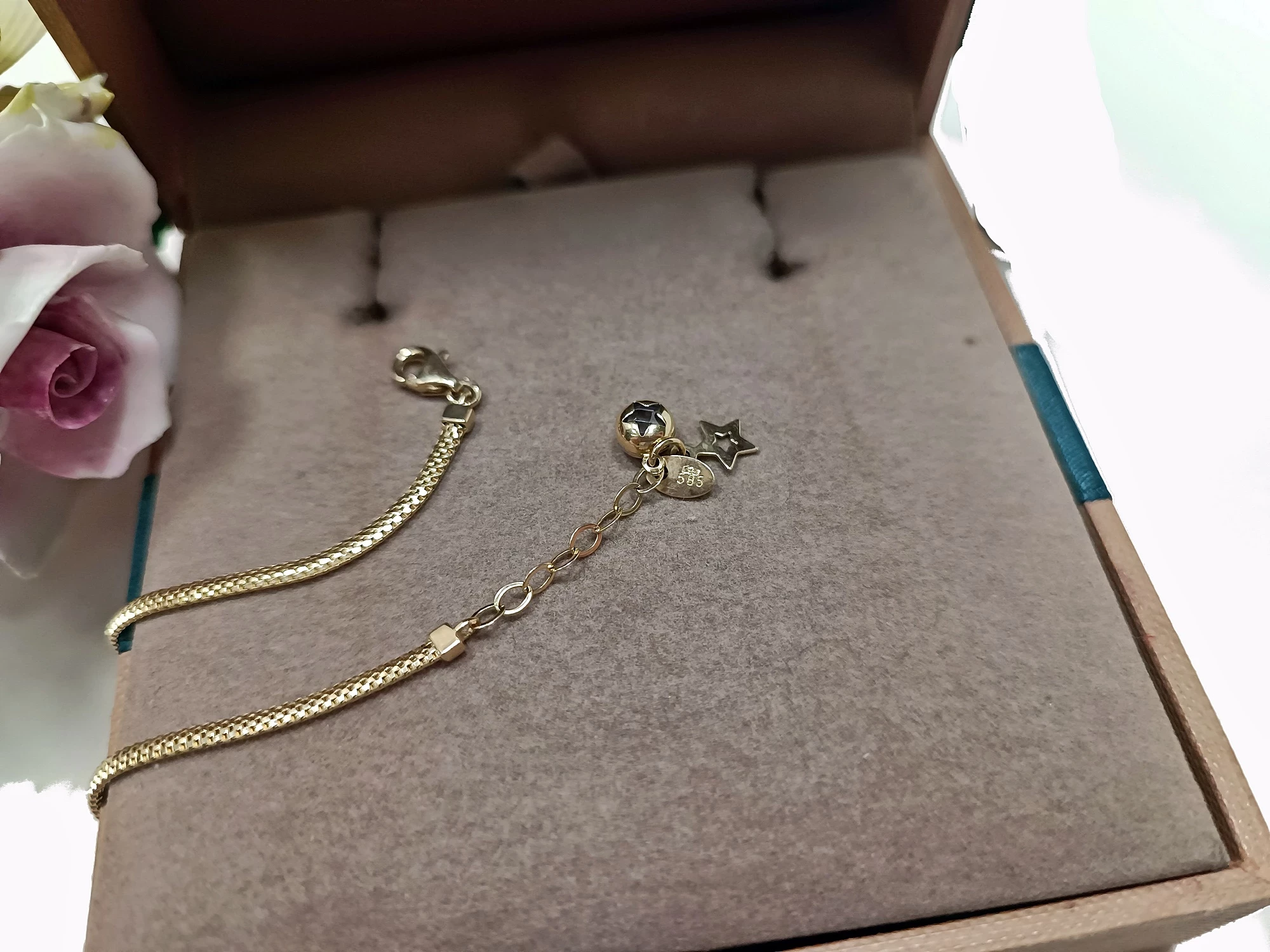 zlota-bransoletka-trzy-kolory-zlota-motyw-inny-ksztalt