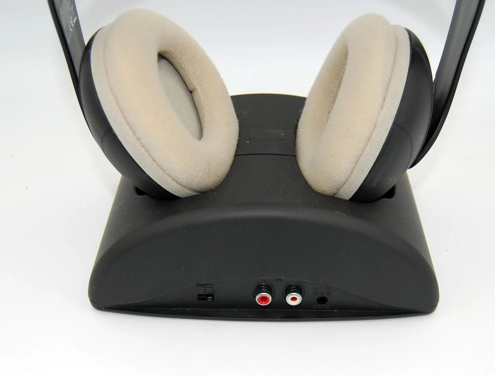 sluchawki-bezprzewodowe-nauszne-akg-k912-rodzaj-sluchawek-nauszne