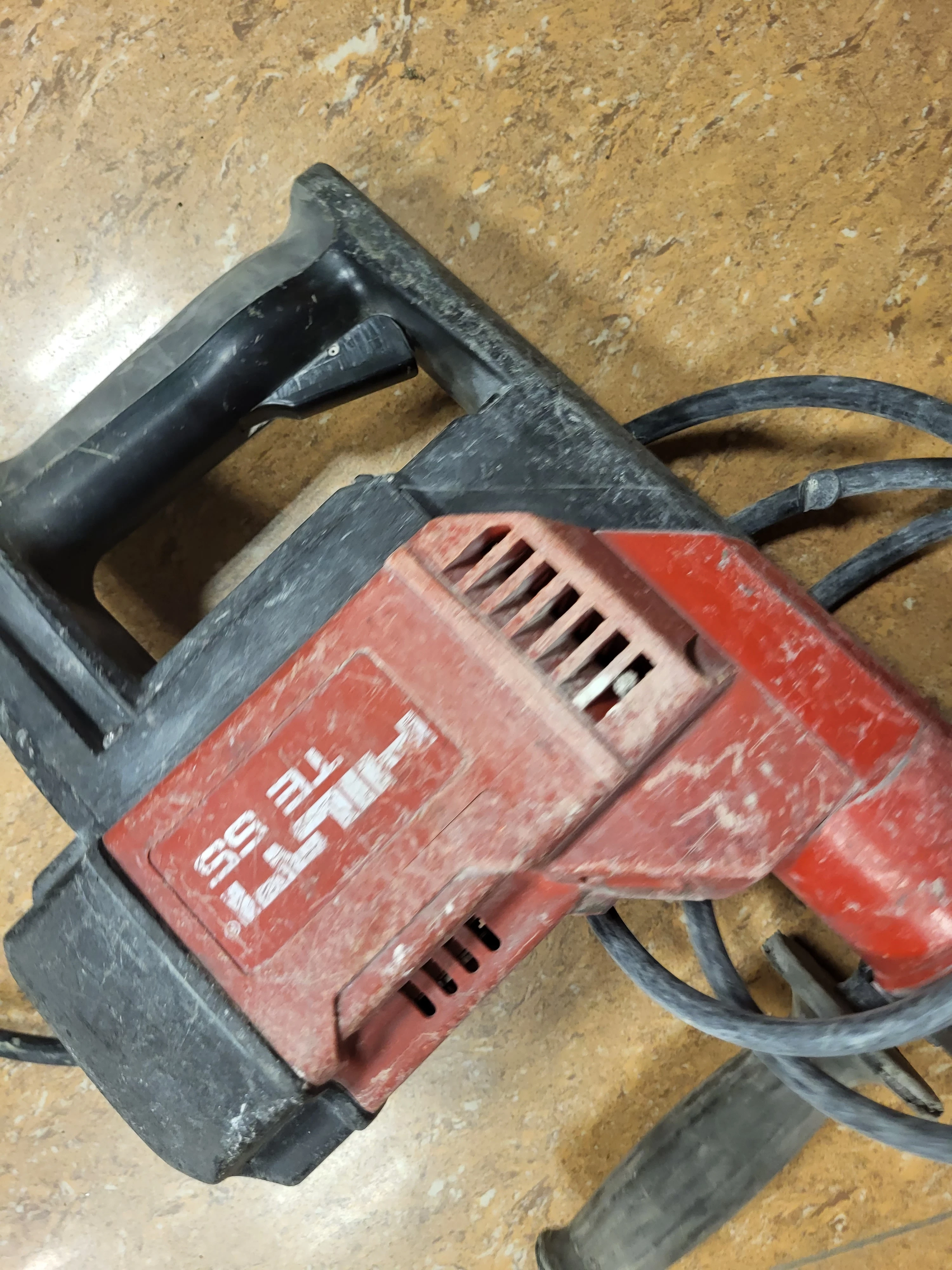 mlotowiertarka-hilti-te55-energia-udaru-720