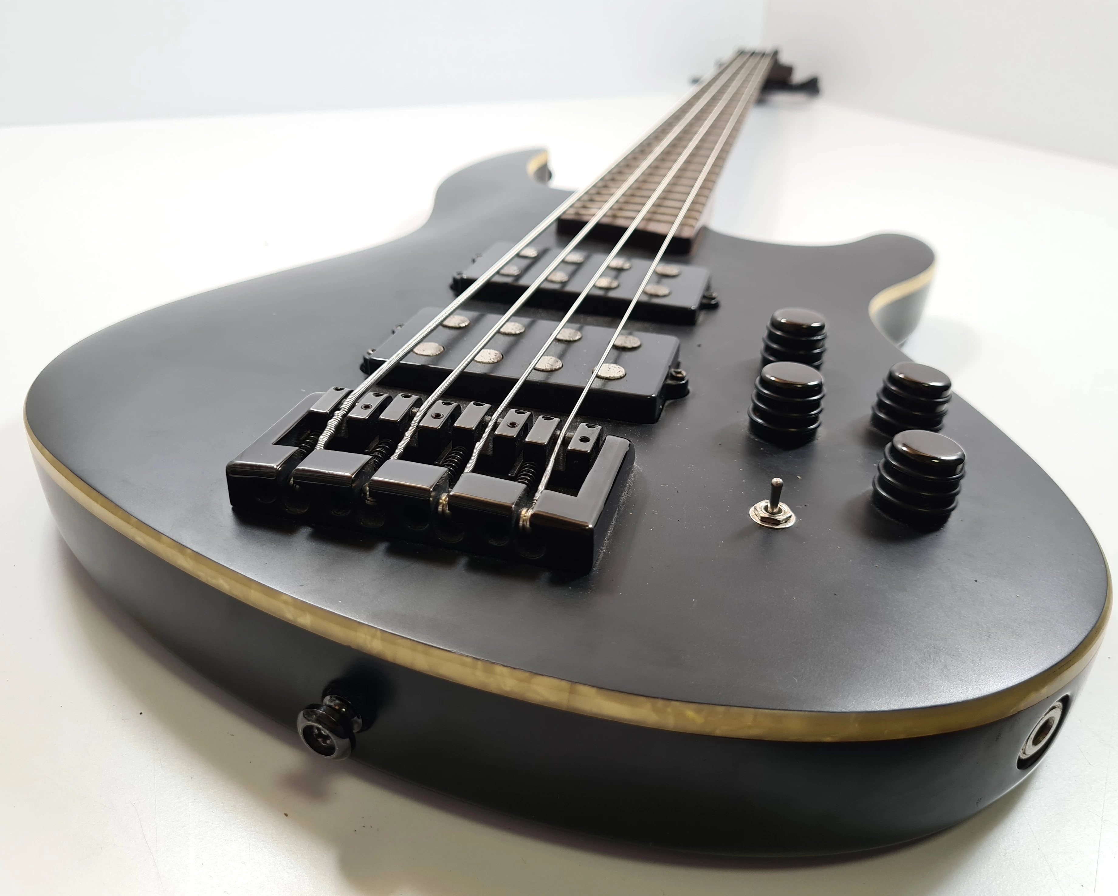 cort-c4h-bks-aktywna-gitara-basowa-etui-ean-gtin-8809383837997