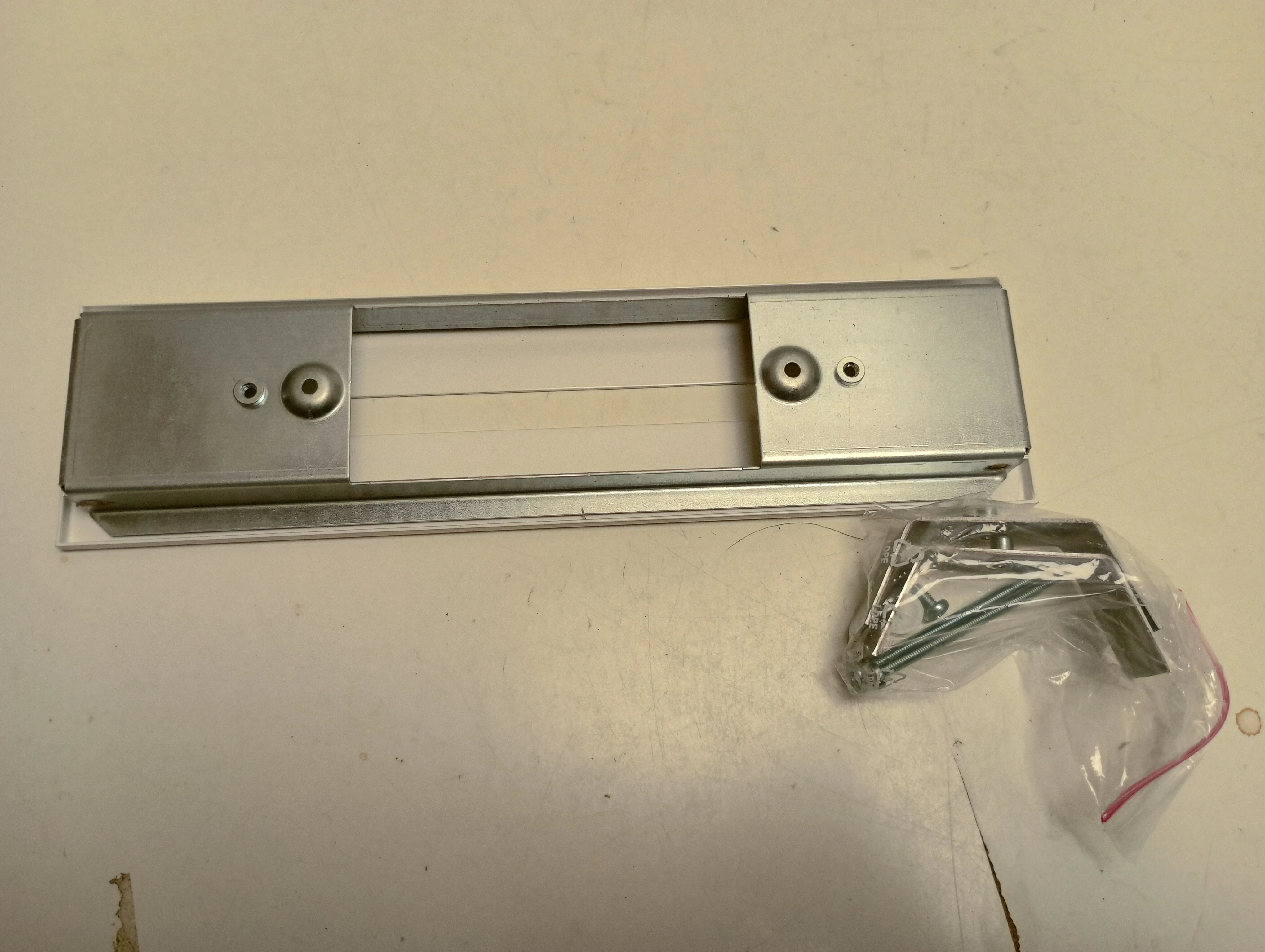 eaton-lum-10563-ramka-instalacyjna-crystal-way-stan-11323-2