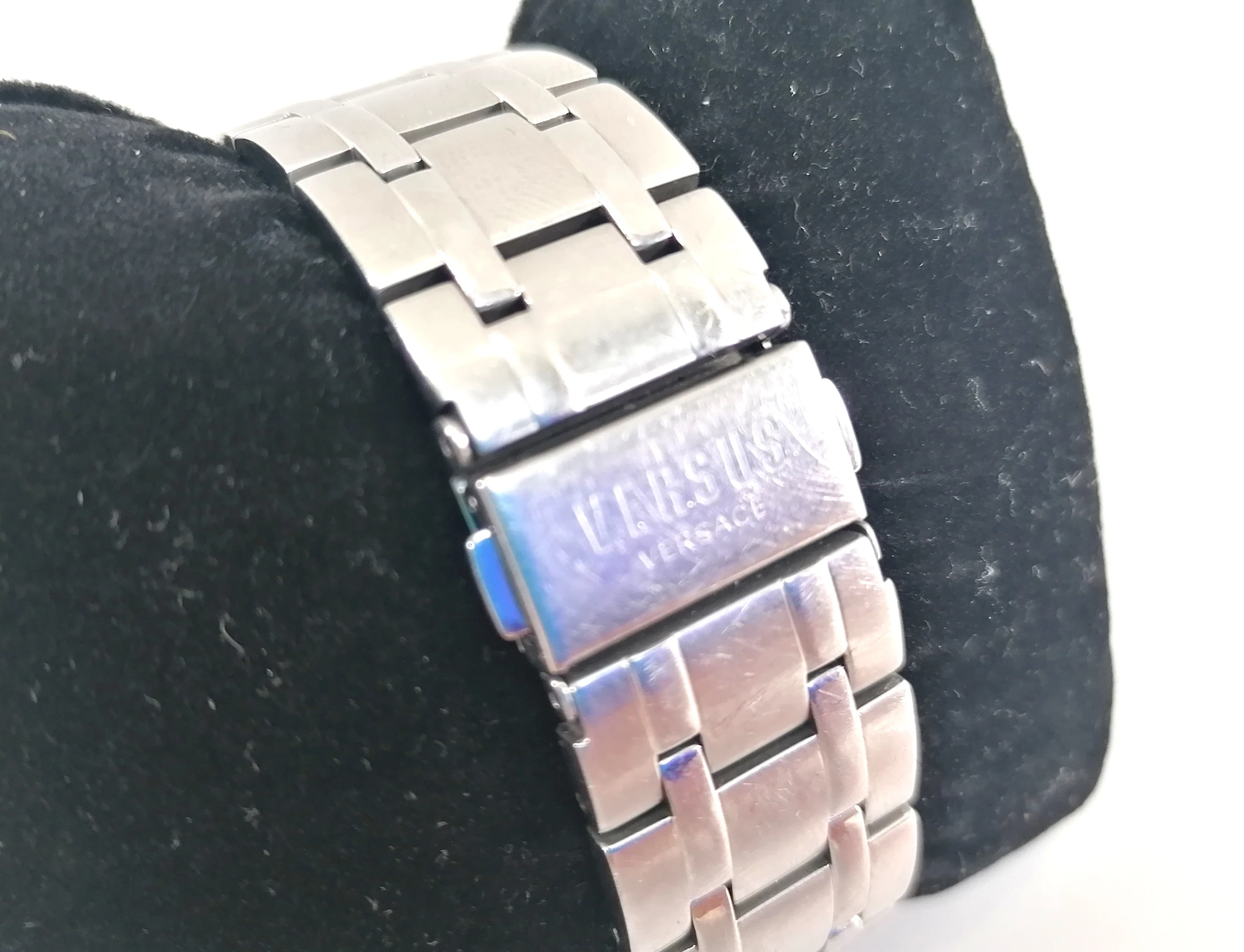 zegarek-versus-versace-vsp060618-rysy-na-szkle-ksztalt-koperty-okragla