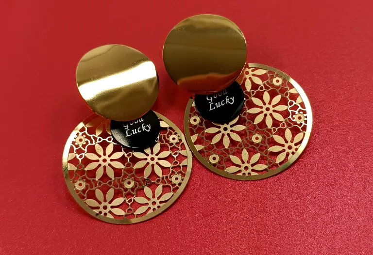 KOLCZYKI STAL POZŁACANA AŻUR GOOD LUCKY 3 OKRĘGI