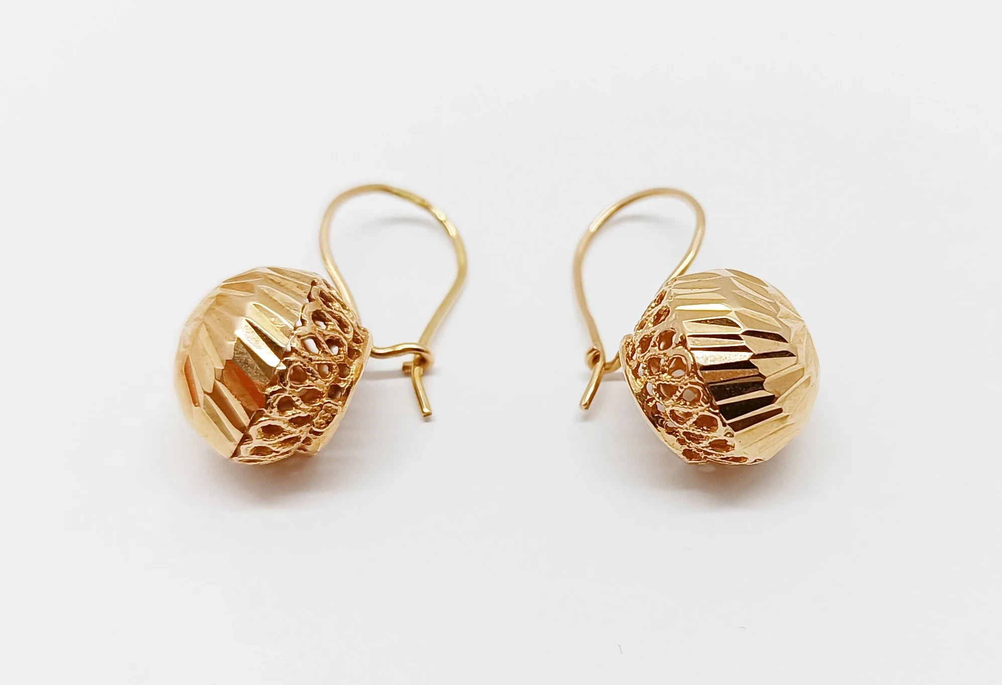 zlote-kolczyki-rodzaj-bigla-zamkniety