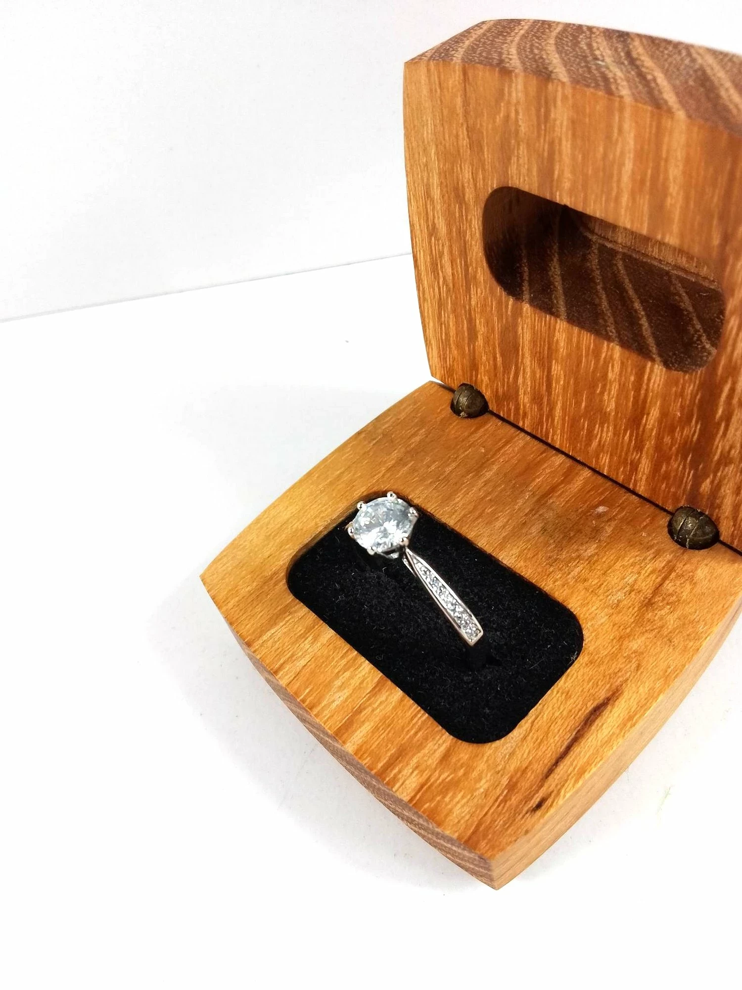 pierscionek-cyrkonia-sztuczny-stan-uzywany