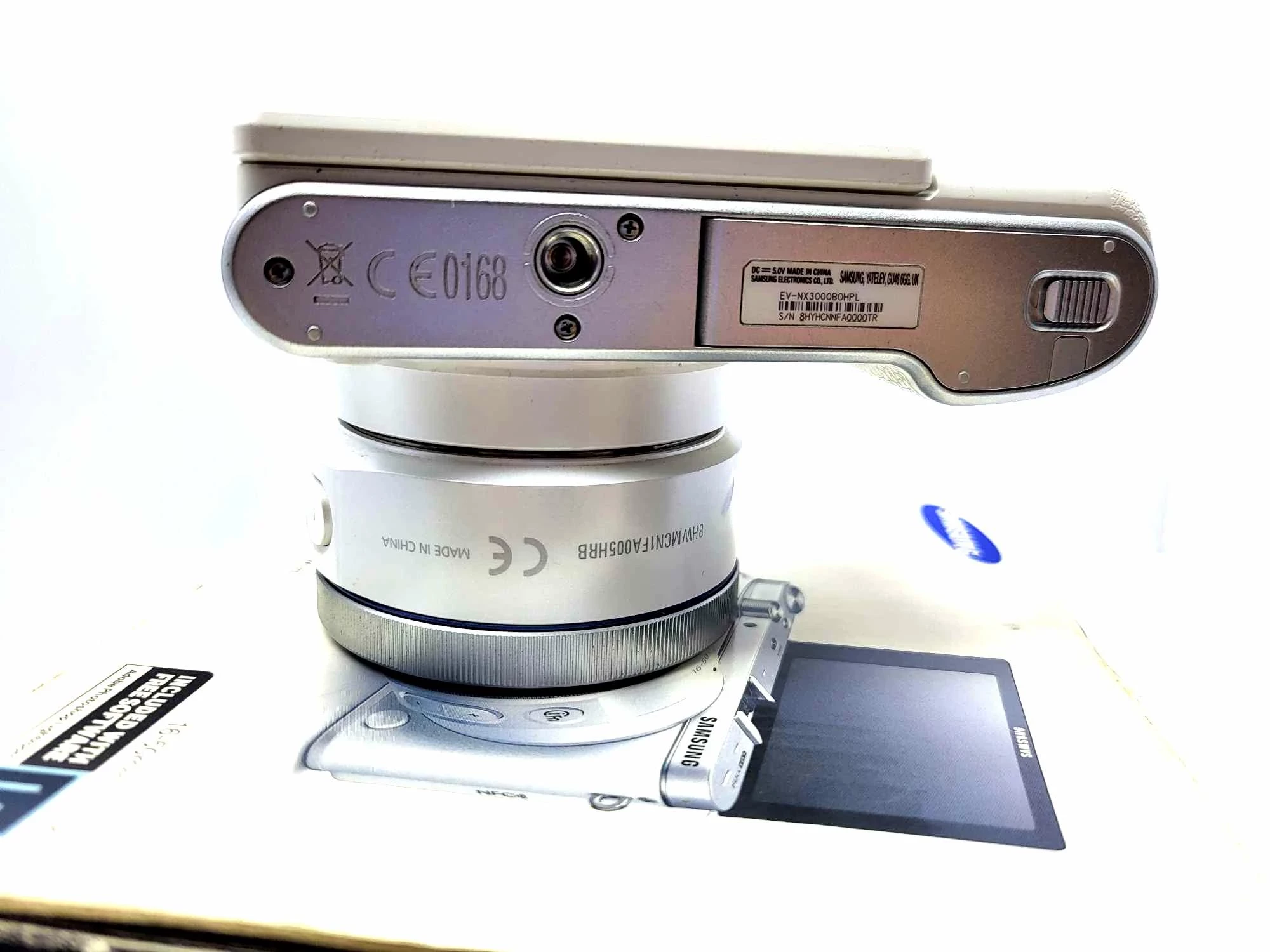 aparat-samsung-nx3000-obiektyw-lampa-marka-samsung
