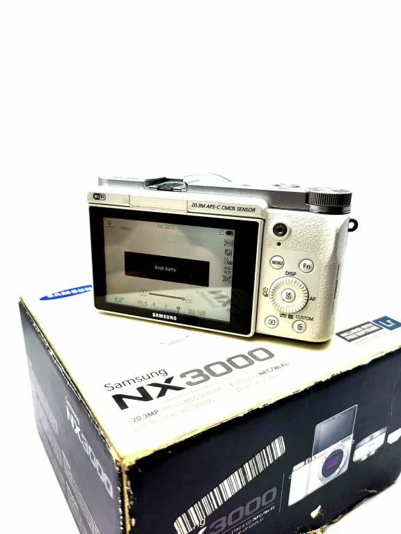 aparat-samsung-nx3000-obiektyw-lampa-w-zestawie-korpus-obiektyw