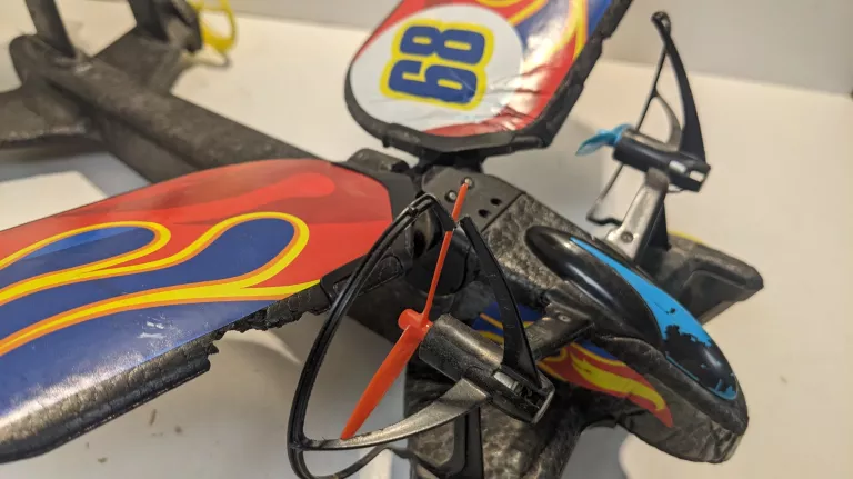 STEROWANY POJAZD LATAJĄCY HOT WHEELS SKY SHOCK