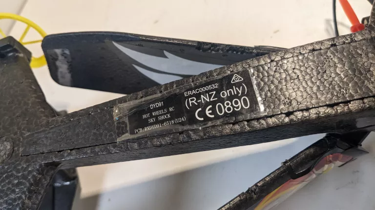 sterowany-pojazd-latajacy-hot-wheels-sky-shock-ean-gtin-0887961410020