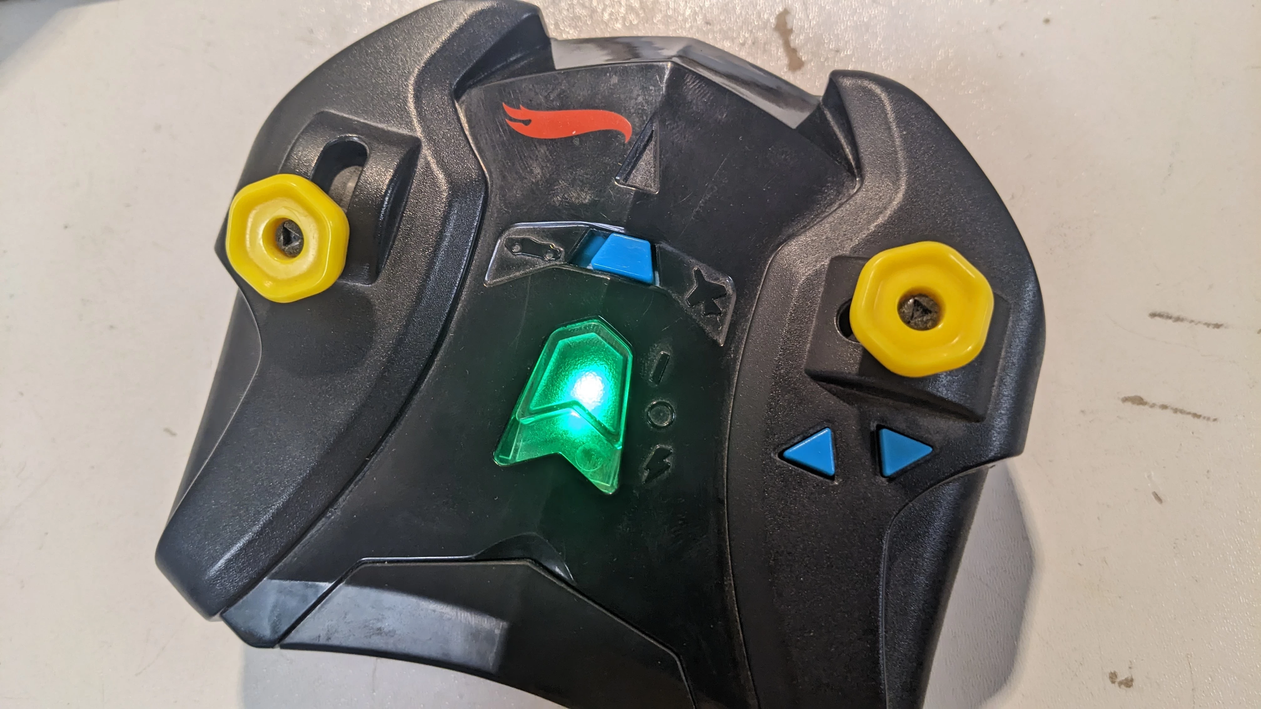 sterowany-pojazd-latajacy-hot-wheels-sky-shock-wiek-dziecka-8-lat